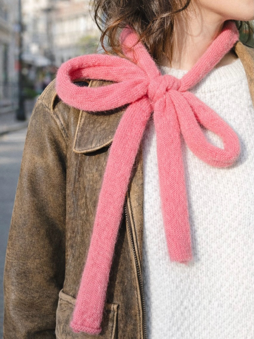 una sophie scarf in lana d’alpaca, annodata come un fiocco ✨
morbida sulla pelle, leggera ma calda, fatta interamente a mano.
è uno di quei pezzi che trasformano anche il look più semplice: un gesto, un nodo, e cambia tutto.
disponibile in diversi colori 🌸
realizzata lentamente, pensata per durare.