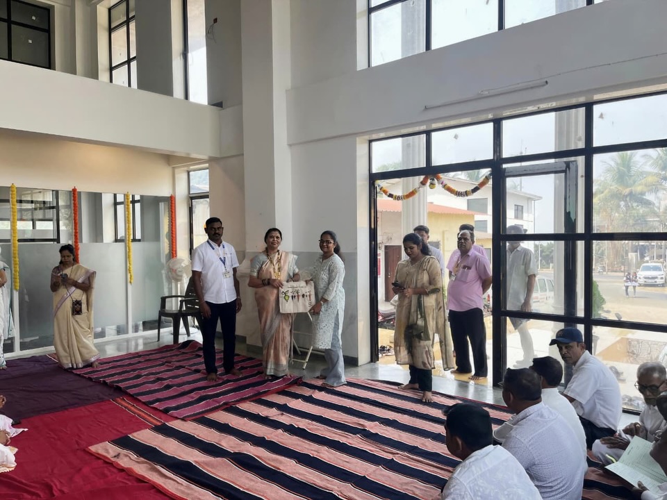 Republic Day Celebration with True Spirit 🇮🇳
We celebrated this special day with ZP School, the Panchayat, and our wonderful villagers.
Honouring our regular waste segregators with vegetable bags was a small way to say thank you for their everyday efforts 🌱
It was a beautiful day filled with unity, gratitude, and true community spirit.
This is what celebrating the Republic truly feels like. #Mazaziradmazaabhiman