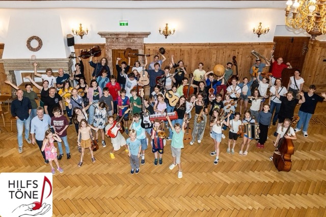 HILFSTÖNE unterstützt INKLUSION ❗️Wir freuen uns besonders, dass wir Serafin dieses Jahr die Teilnahme beim Musizier- und Komponierwoche in Rotholz/Tirol ermöglichen.
Serafin ist 16 Jahre alt und seit seiner Geburt blind, besucht das Musikgymnasium und studiert am Konservatorium Klavier. Er spielt weiters Steirische Harmonika und singt. Serafin verfügt über das absolute Gehör und ist sprachlich äußerst begabt.
Die Musizier- und Komponierwoche ist eine riesen Chance für ihn, mit Gleichgesinnten eine ganze Woche zu verbringen und ist eine Bereicherung für alle Beteiligten. @hilfstoene @Clemens Unterreiner @marelize.gerber #ClemensUnterreiner #inklusion #hilfstöne #musik #📸©️HILFSTÖNE | Verein Klanggang