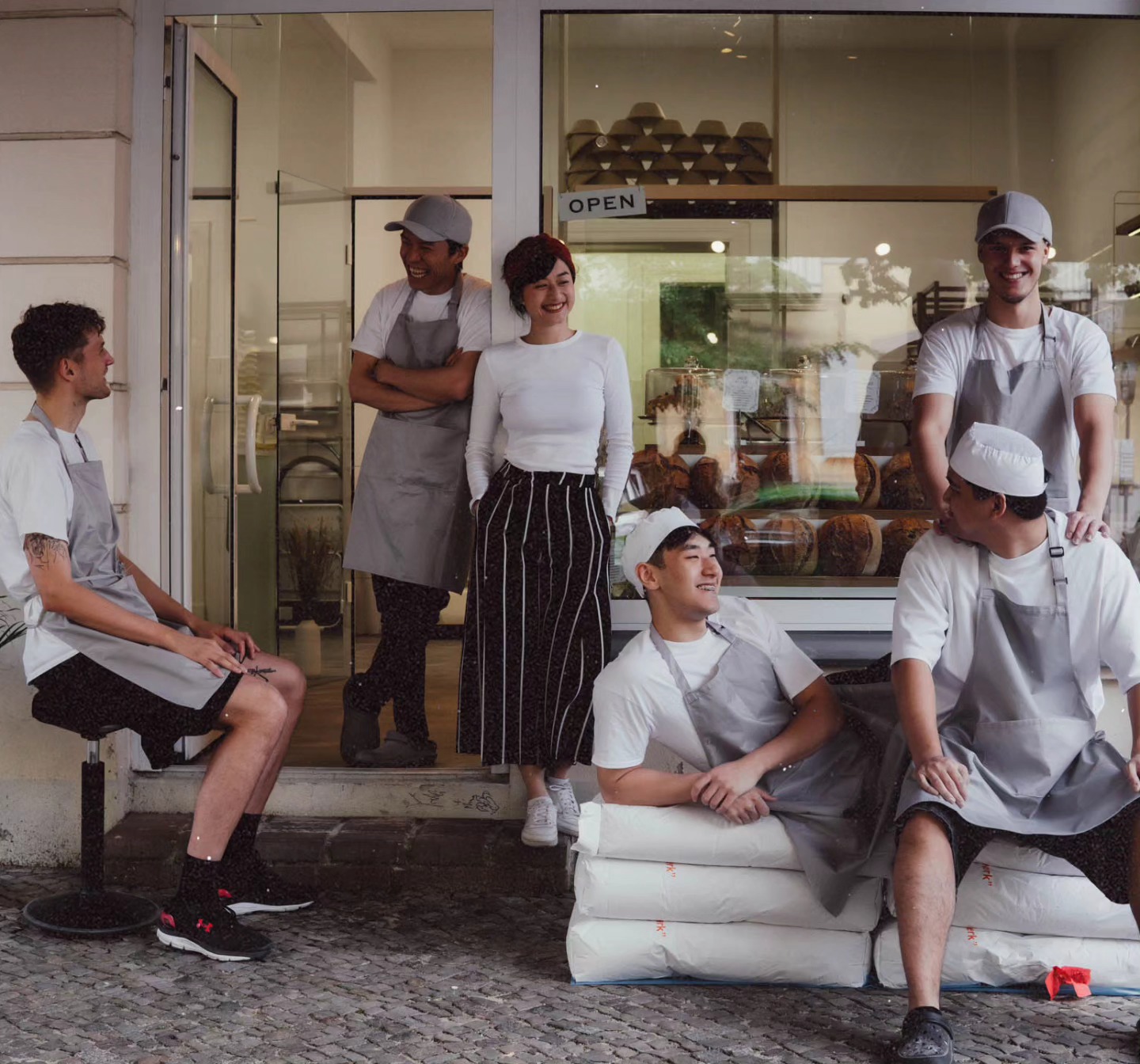 🧡 Unser Team 🩵 Erik, Nam, Hoai, Long, Phong & Ilias (von links nach rechts) - unser vielleicht schönstes Foto vom Team-Shooting vor ein paar Wochen 😊
📸 @val.being
#sauerteig
#sauerteigbrot
#sourdough
#berlinerbrot
#brotbacken
#brotbackenmachtglücklich
#berlinfood
#berlinfoodie
#berlinfoodguide
#wirsindeinteam