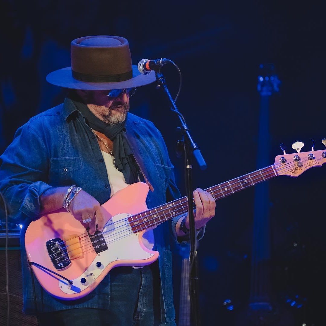El Maestro, @raulmalo01 with @the_mavericks, making one hell of a statement 🔥
Custom Sterling Ring: #cenizowest
Custom Hat: @cenizohatworks
Photo Cred: @habanamenex 🖤
#cenizo #cenizojewelry #raulmalo01 #themavericks #habanamenex