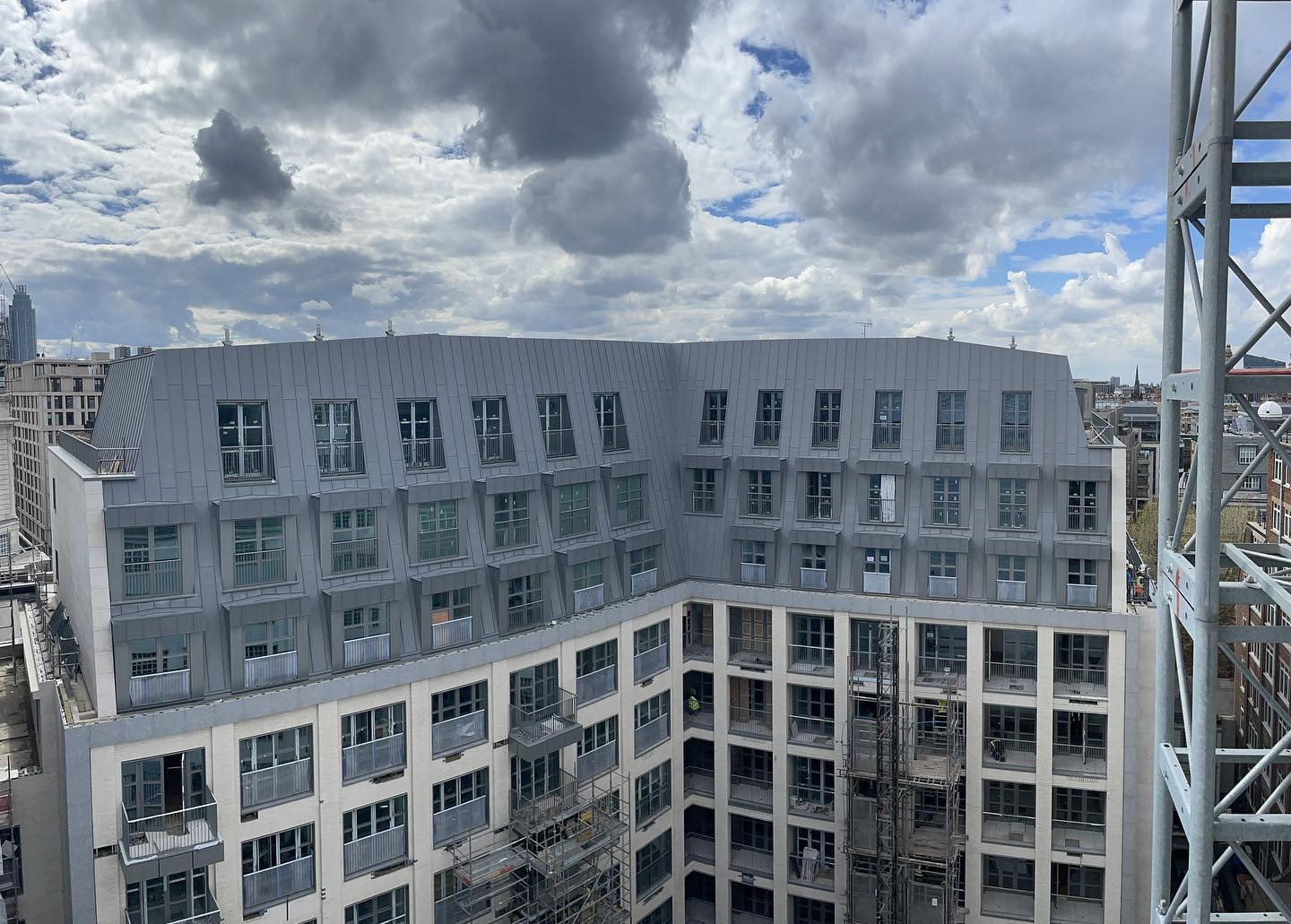 Ergon & Millbank, London
VM quartz standing
seam on non combustible
substrate, installed by AMR.
@vmzincuk
#AMR #ROOFING #CONSTRUCTION #METALWORK