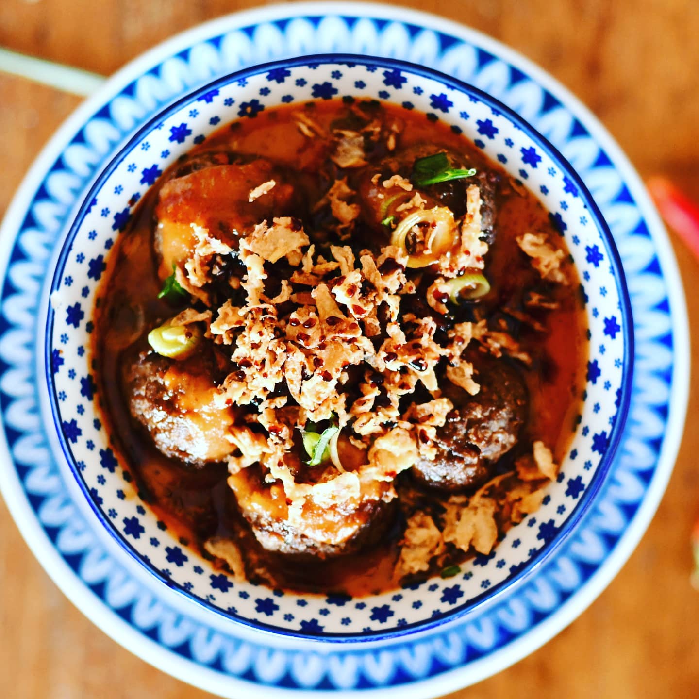 De Javaanse Gehaktballetjes geserveerd met pindasaus in onze mooie kommetjes🥄