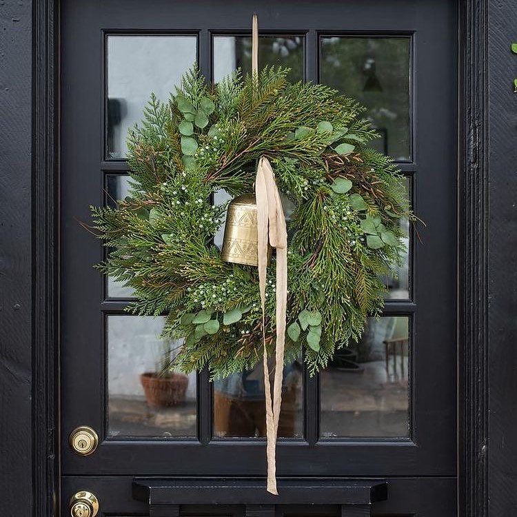 Five more sleeps til Christmas! Where in the world did the time go?!
.
.
Also, is there any better combo than a natural pine wreath on a dark door? 📷: Pinterest