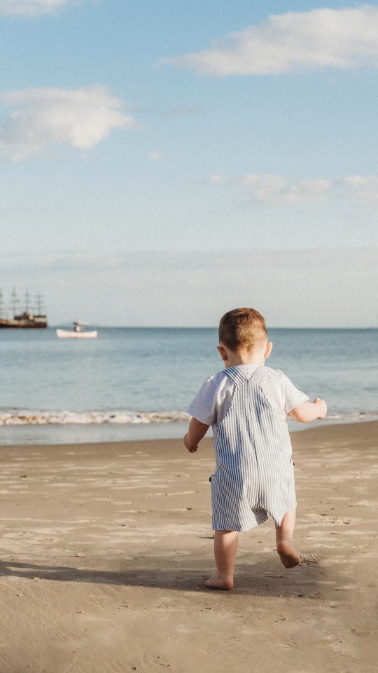É nos pequenos momentos que a vida acontece: no sorriso inesperado, no abraço apertado, na bagunça da casa, no silêncio cheio de amor
Cada fase do seu filho é única
Nenhuma se repete
Nenhuma volta
Nenhuma é igual à outra
Em cada etapa, ele vai precisar de você de um jeito diferente