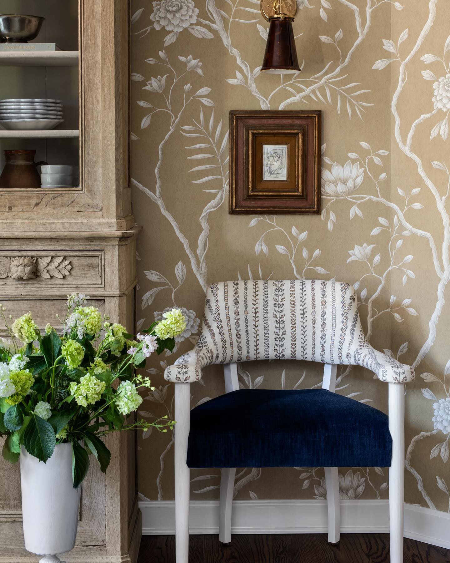 A few of my favorite things 🤎 Our own home is far from perfect but it’s the curated little corners amidst the chaos that I love… the Hwang Bishop Tortoise Sconce over the tiny vintage cubist sketch and the perfectly placed Lewis & Wood patterned stripe are just a few things that bring a smile to my face.
Photo: @eastandlane