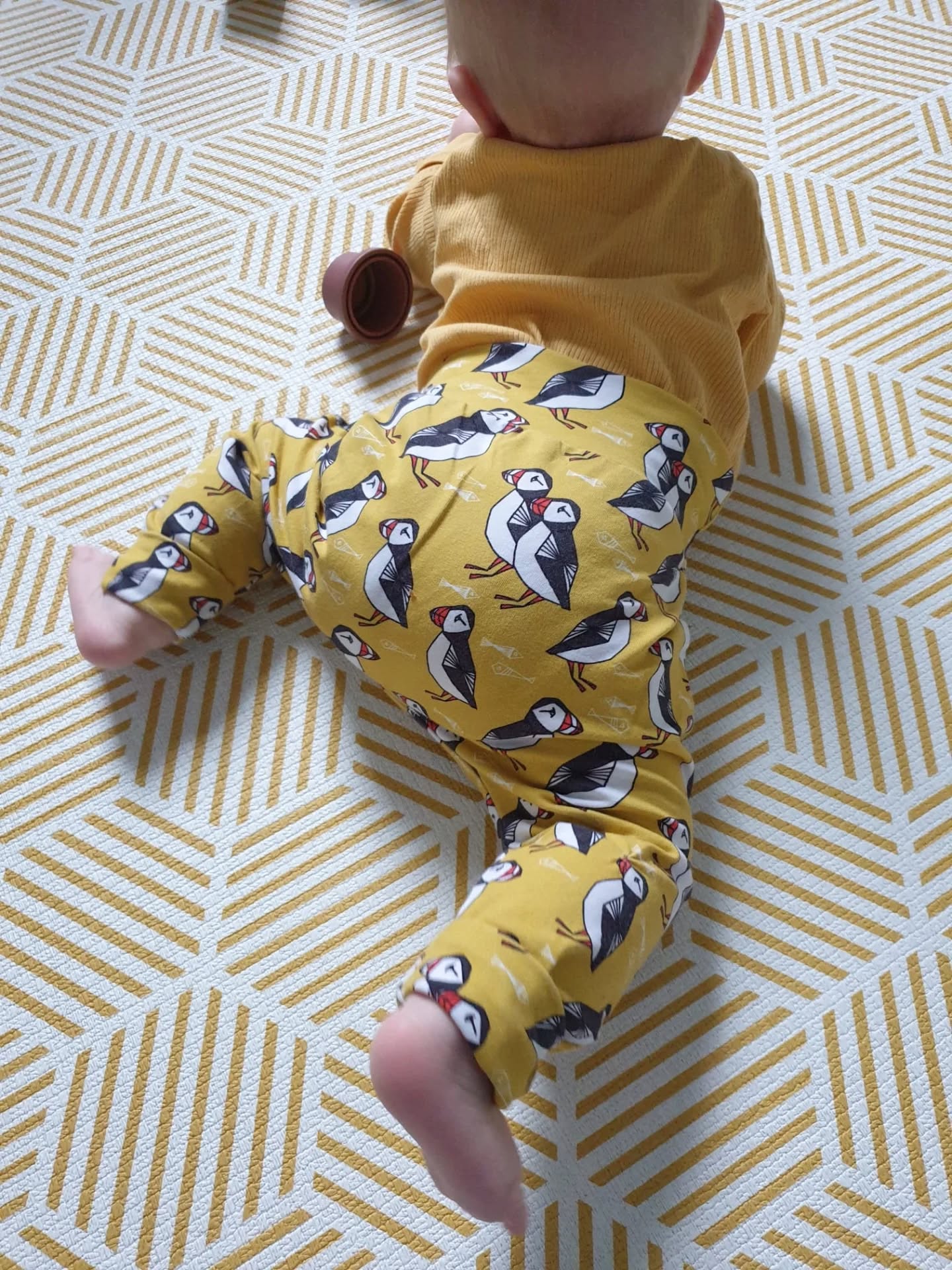 P p p pick up a puffin!
Fan favourite print Puffins is back in stock now! Printed on super soft organic cotton jersey. I particularly love it in Hippy Pants or Dinky Dungarees.
#puffinpants #handmadekidsclothes #madeinscotland #edinburghkids #UKMakers