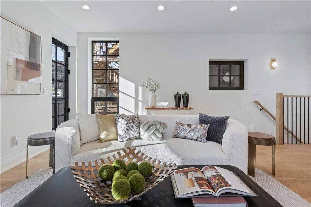 Another classic example of elevated neutrals to show-off a beautiful home! #chicago #chicagorealestate #havenhomestager #chicagohomestaging #stagingworks #stagingsells #staging #homestaging