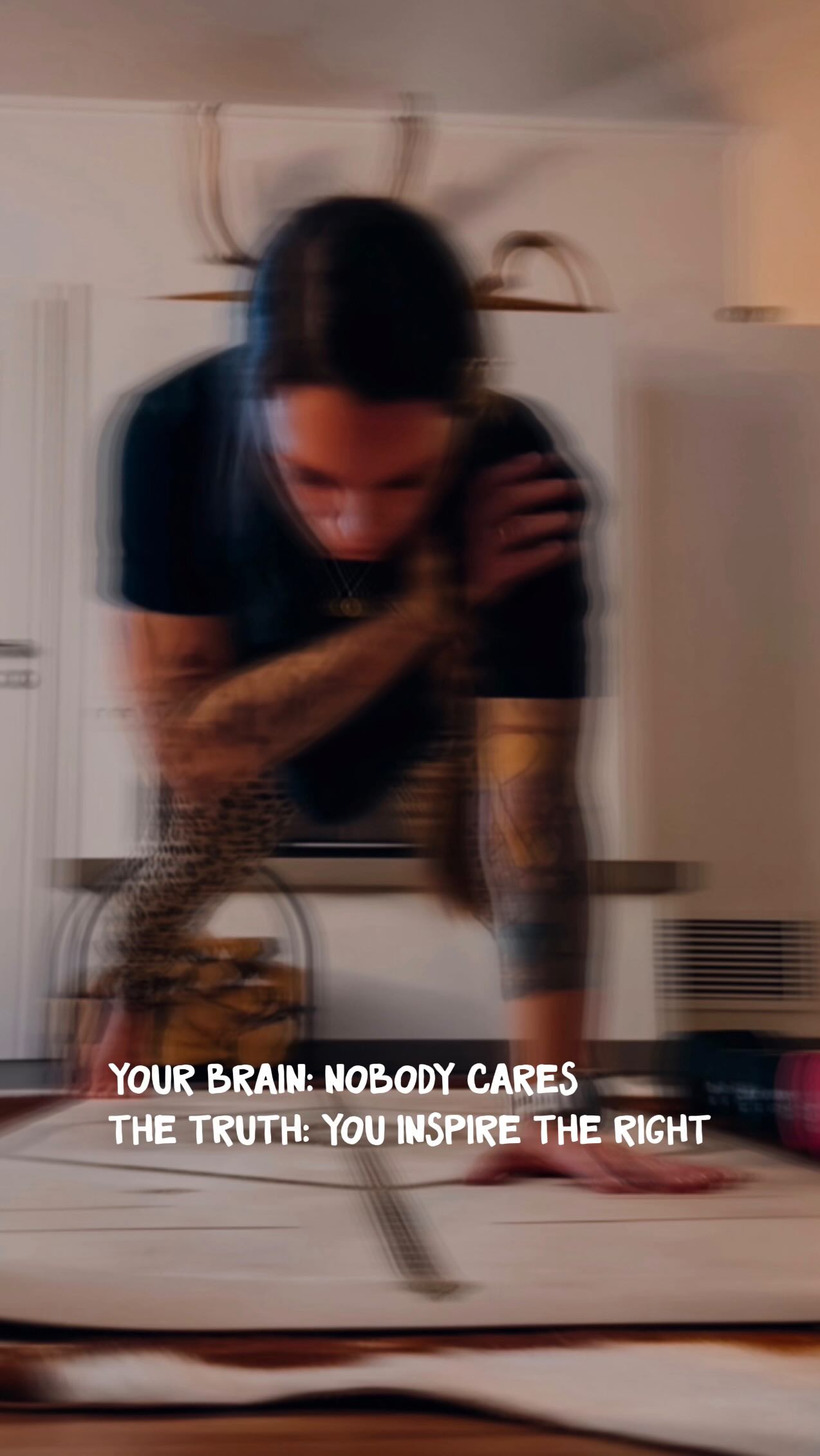 „Niemanden interessiert, was du postest.“
Diesen Satz hören oder fühlen so viele – und oft kommt er sogar aus dem eigenen Umfeld. Menschen, die dich kennen, sehen häufig nicht, wie viel Mut es kostet, sichtbar zu werden. Für sie bist du einfach du. Nichts Besonderes. Nichts Neues.
Und dann passiert etwas Spannendes:
Die Menschen, die dich noch nie getroffen haben, fühlen sich von deinen Worten berührt, von deiner Energie inspiriert oder von deinem Weg ermutigt. Fremde unterstützen dich, während vertraute Menschen oft still bleiben.
Und genau deshalb bin ich umso dankbarer für den Menschen an meiner Seite, der jeden Schritt sieht. Jede Idee. Jede Unsicherheit. Jede verrückte Aufnahme im Wohnzimmer. Und trotzdem – oder gerade deshalb – immer klatscht, unterstützt und an mich glaubt.
Manchmal brauchst du nicht tausend Likes.
Manchmal reicht ein Mensch, der hinter dir steht, wenn niemand hinschaut.
Und dann machst du einfach weiter. Für dich. Für die, die es fühlen. Und für die Version von dir, die sich endlich traut, sichtbar zu sein. ✨
@denise.madeleine.mueller
GLAUB AN DICH
VERTRAUEN
MUT KOMMT VOR ANGST