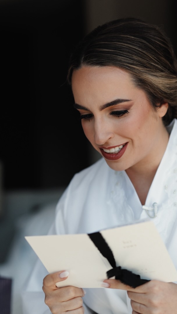 When you gotta go, you gotta go.
Nothing disrupts a romantic love letter in your wedding morning quite like⌠a toilet flush đđ
Further reason to always plan a little buffer room in your wedding day timeline đ
Youâre a total champ @colleenberro !!
#pittsburghweddingvideographer #weddingbloopers #floridaweddingvideographer #pittsburghbride #loveletter