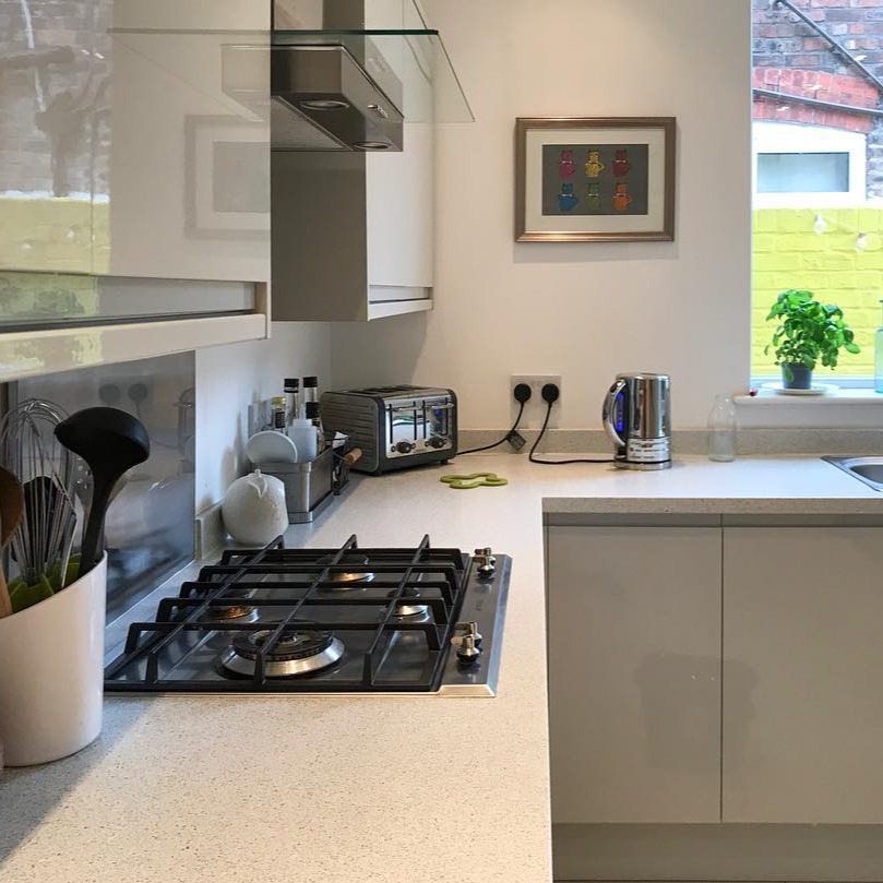 I just adore this kitchen. If you want yours to sparkle like this, get in touch! Everything polished, shined and disinfected to perfection and no harm to any animals 🧽✨