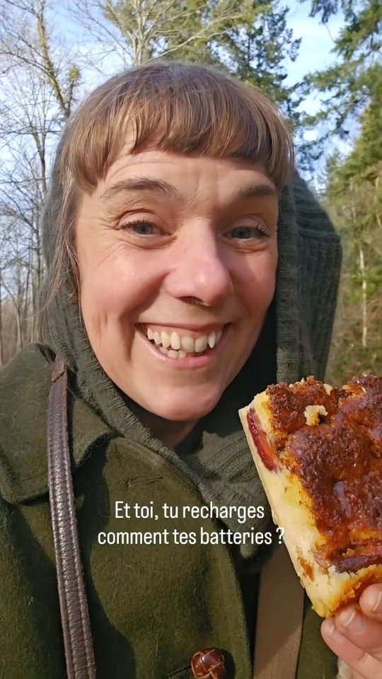 RECHARGER SON ENERGIE
J'aime me promener en foret très souvent. Quelque soit le temps, j'y vais pour m'ancrer, changer d'energie, decharger la fatigue mais aussi pour revasser ou m'emerveiller à la vue d'une goutte de rosée sur une feuille, d'un chant d'oiseau ou d'une belle fleur. Cela m'apaise, me nourrit, et me ressource.
Quand j'ai bien bossé, que je suis fiere de moi ou du soin que j'ai offert, je m'offre en retour un groooooos gateau. Au ressourcement s'ajoute la joie interieure
Pensez à vous accorder des temps de décharge/recharge au quotidien.
Meme 10 mn dans une journee vous apporteront beaucoup de bienfaits. Prenez le temps, apprennez à relacher les tensions pour savourer les petits plaisirs de la vie.
Et toi, comment te ressources tu ?
Qu'est ce qui nourris ton inspiration et recharge tes batteries ?
Partage le en commentaire, cela inspirera ceux qui en ont besoin.
🫶🌞