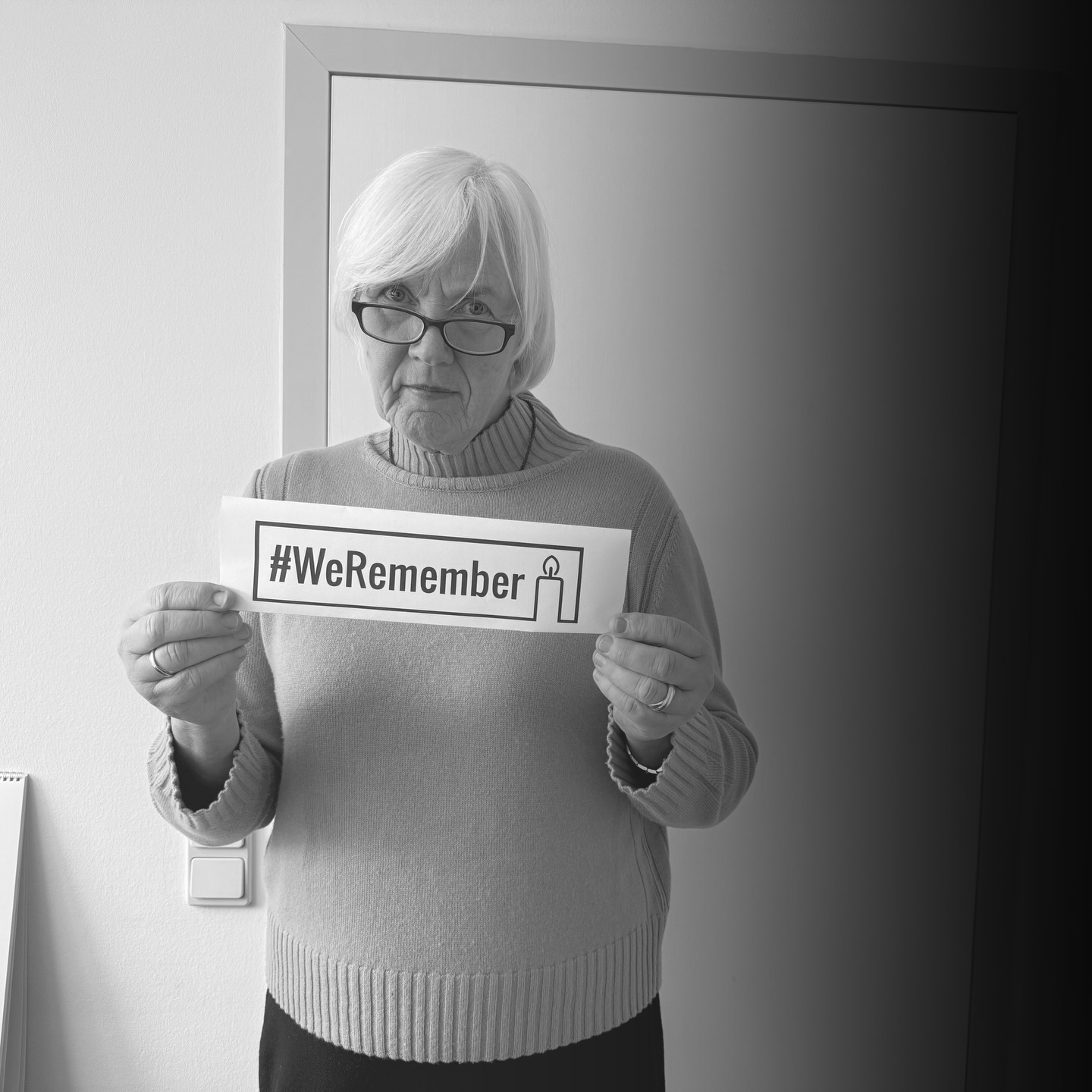 27. Januar – Tag des Gedenkens an die Opfer des Nationalsozialismus 🕯️
Heute erinnern wir an die Millionen Menschen, die durch den Nationalsozialismus verfolgt, entrechtet und ermordet wurden. Jüdinnen und Juden, Sinti und Roma, Menschen mit Behinderungen, politisch Verfolgte, Homosexuelle und viele andere Opfer mahnen uns bis heute.
Gedenken heißt nicht nur erinnern – es heißt Verantwortung übernehmen. Ein Zugang zu dieser schwierigen Thematik ist für mich immer noch das Tagebuch der Anne Frank und ein Besuch des Verstecks der Familie Frank in Amsterdam. Für Menschlichkeit. Für Demokratie. Gegen Hass, Ausgrenzung und Antisemitismus.
Lasst uns die Erinnerung wachhalten und daraus handeln.
Nie wieder.