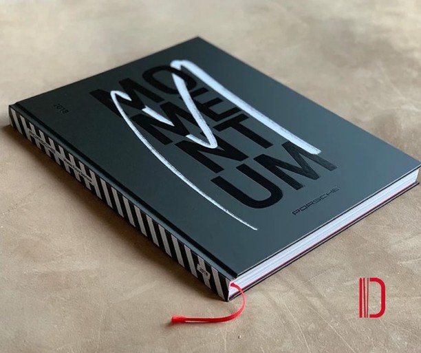 Es ist mal wieder so weit, wir möchten euch einmal im Monat in einem #tb Flashback an unseren vergangenen Projekten nochmals teilhaben lassen.
Unser ganz besonderer Hingucker: Porsche Momentum.
Ein Hybrid-Hardcover aus einer Fadenheftung kombiniert mit Japanbindung. 📘
Das Cover wurde von uns aufwendig veredelt mit Relieflack, Folienkaschierung und Prägung.
Der Inhalt wurde mit div. Papierwechseln, gefärbtes, gestrichenes & Natur-Papier, sowie unterschiedlichen Grammaturen aufbereitet.
Mehr Infos und Kontakt 👉 https://www.designpress.de/
#designpress #porsche #momentum #hardcover #fadenheftung #veredelt #relieflack #flashback #projekte