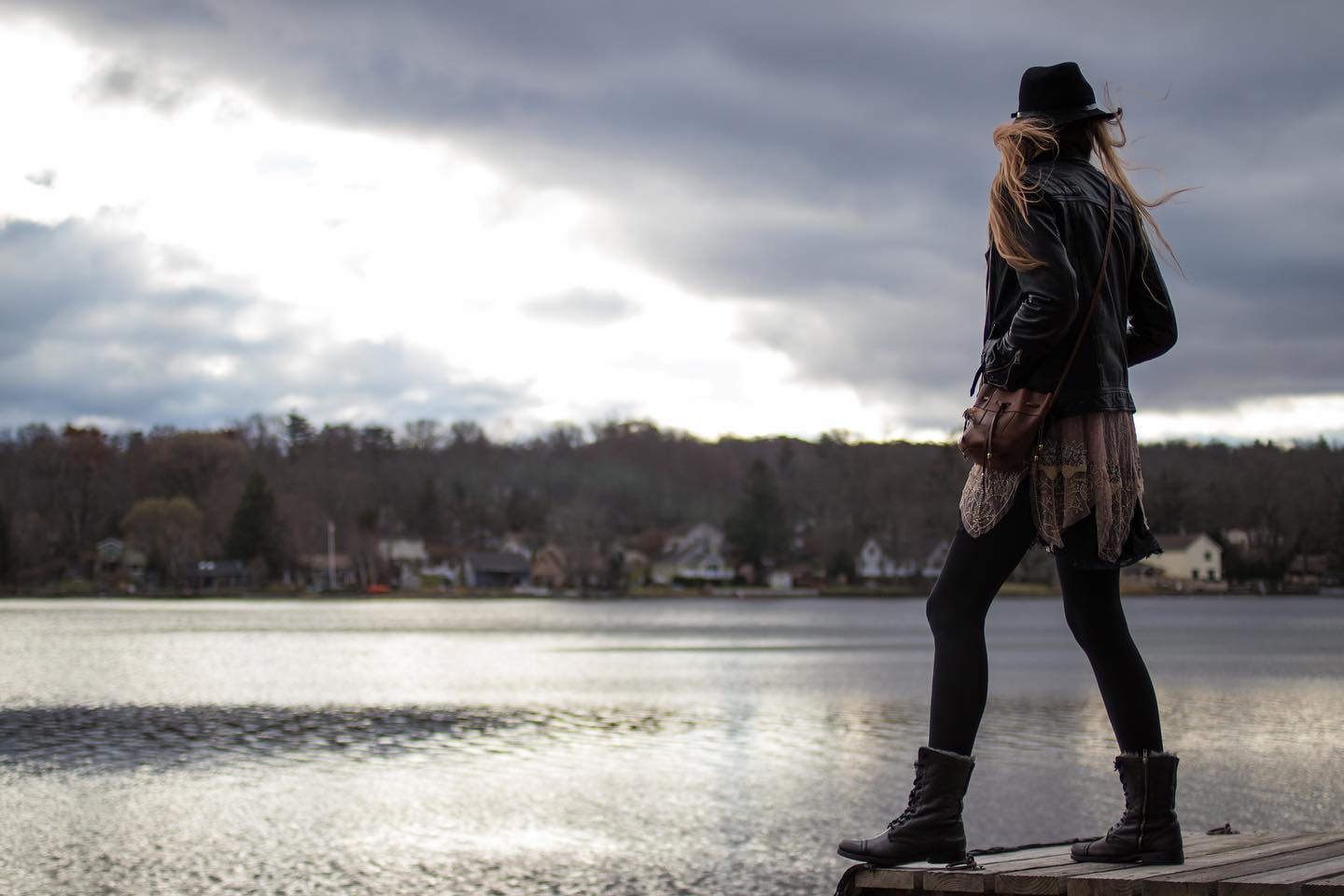 ✨Hey Vixens, the Autumn Lights festival is postponed until Sunday the 8th ✨ Come visit Rock & Stone @ Rozmarin & Wildflower between 11-6! 1 Marshall Hill rd. West Milford, NJ Photo credit @ptamburro #pineclifflake #westmilford #lakelife #rockandstone #leatherworks #autumnlightsfestival @autumnlightsfest