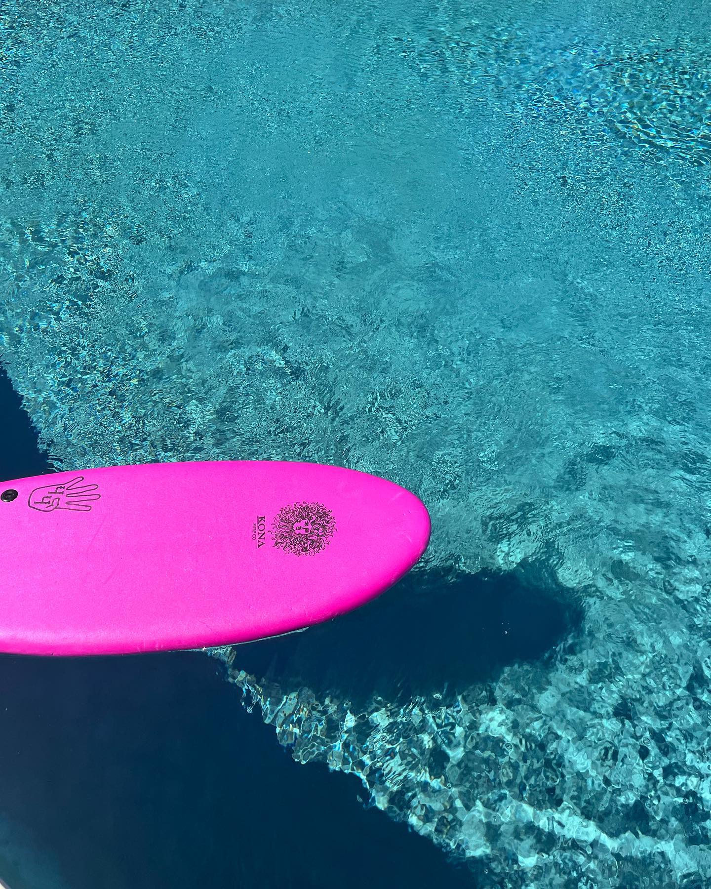 N Y pool surfing
🌸🐚🥥
#hamptons #hamptonsurf #mavi #surf #beach #ocean