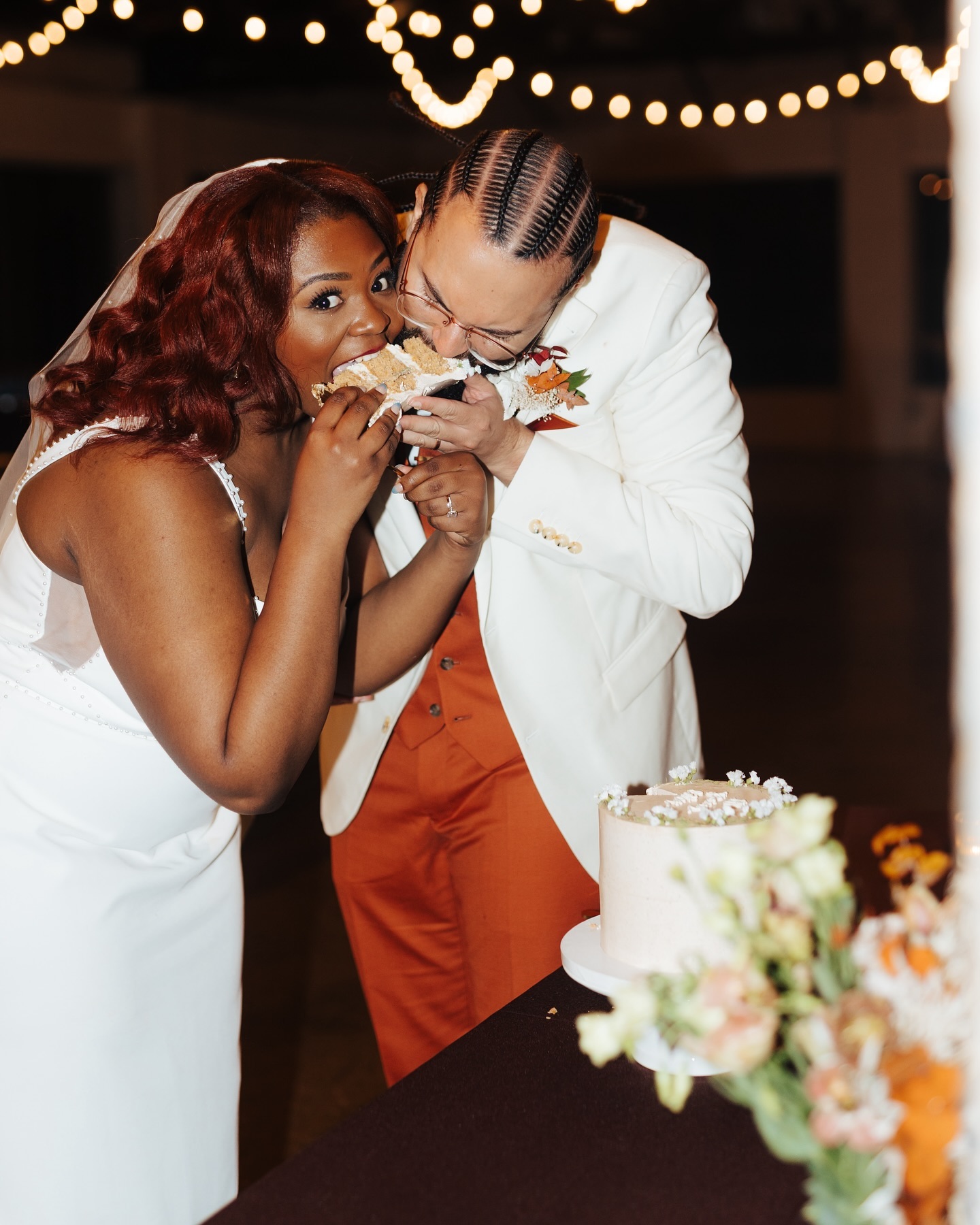 The best cake photo I’ve ever received! 😍
Love when you guys go FULL ON with your slices!!! I would’ve done the same, TBH. My kind of couple right here!!!
Congratulations to Saki and Daniel! 🫶 Your love is too beautiful 🥹
VENDOR TEAM:
Venue: @hickorystreetannex
Catering & Bar: @vestalscatering
Planner: @eventsbyadrianna
Photography: @taylorsalernophoto
Makeup: @desireephillipsmua
Florals: @weddingsbylavenders
•
•
•
•
#cake #cakedecorating #cakedesign #cakeart #cakedecorator #cakedesigner #wedding #weddingcake #weddingcakes #dallaswedding #dfwweddings #dallasweddingcakes #dfwweddingcakes #fall #fallwedding #fallweddingcake #weddingcakeideas #weddingcakeinspiration #weddingcakeinspo #fallwedding #uniquewedding #uniqueweddingcakes #carrotcake