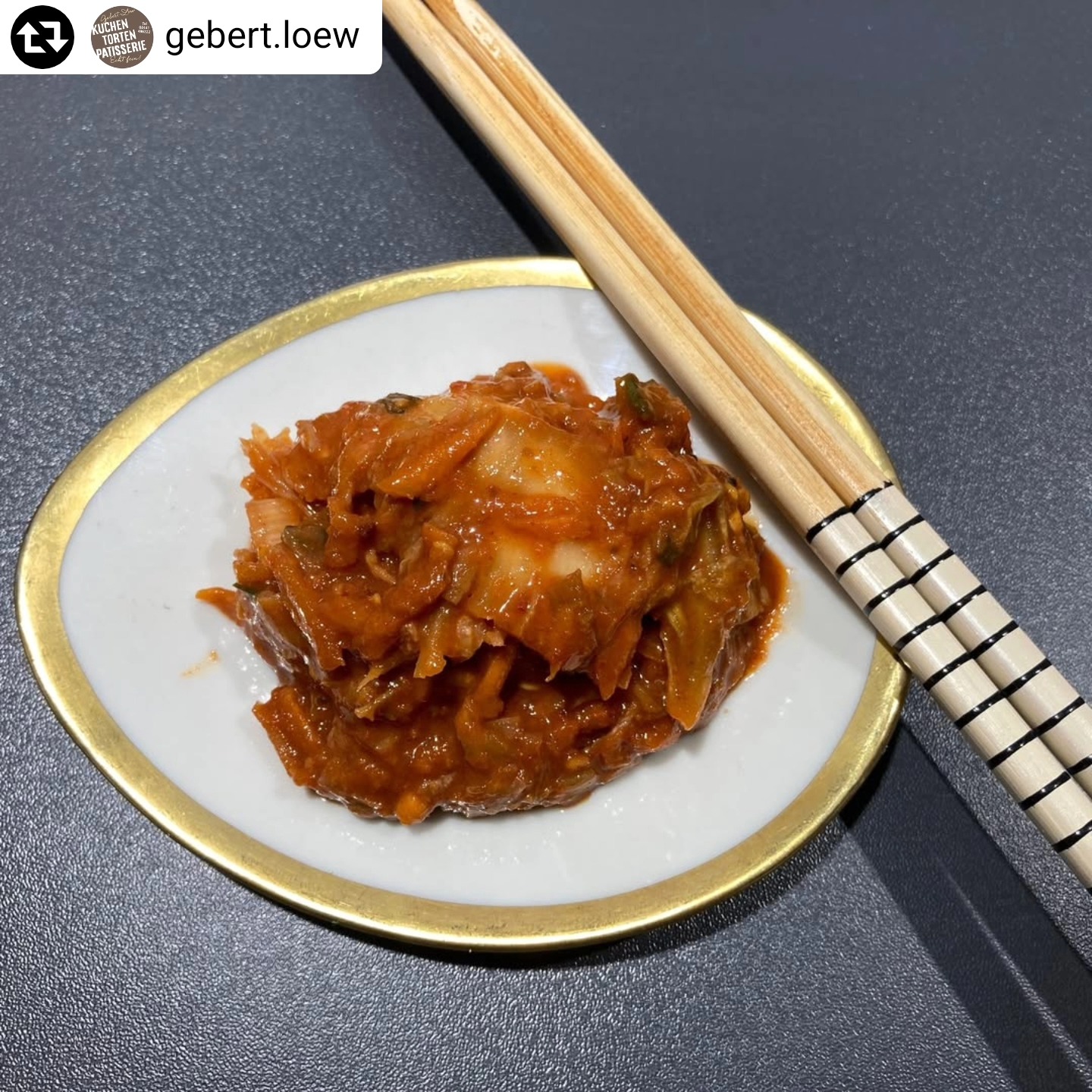 #Repost - @gebert.loew
Heute ist Kimchitag. Wir bereiten heute das Kimchi vor, das ihr dann beim Pfaffenhofener Land Genussfestival am 12.07.25 auf dem Pfaffenhofener Hauptplatz kosten und kaufen könnt. Bayrisches Kimchi ist Bio, regional, roh fermentiert, säuerlich scharf, sehr gesund und bringt den Geschmack Koreas auf den Tisch. Das ganze Jahr ist es übrigens erhältlich unter https://marktschwaermer.de/de-DE/assemblies/12142/collections/455993/products/1295236