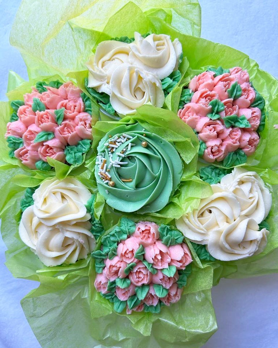 Spring bouqcake 🌸 The perfect gift for Mother’s day!
Seven cupcakes with a hand-piped floral design arranged to create a bouquet. Carefully wrapped in tissue paper and bow.