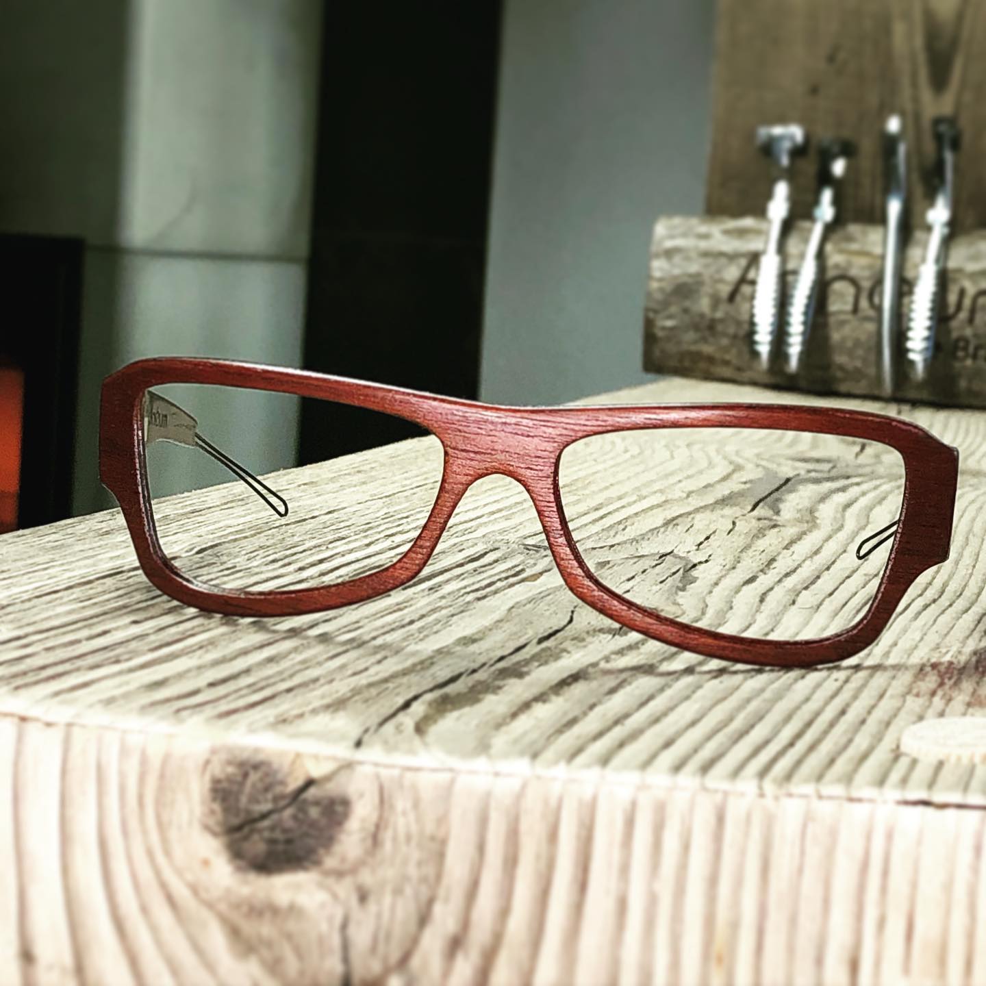 Mod: CO3
Material: Mahagoni, Räuchereiche
#adneum #holz #ausholz #woodglasses #brillenliebe #bergen14 #brandenburg #geheimtipp