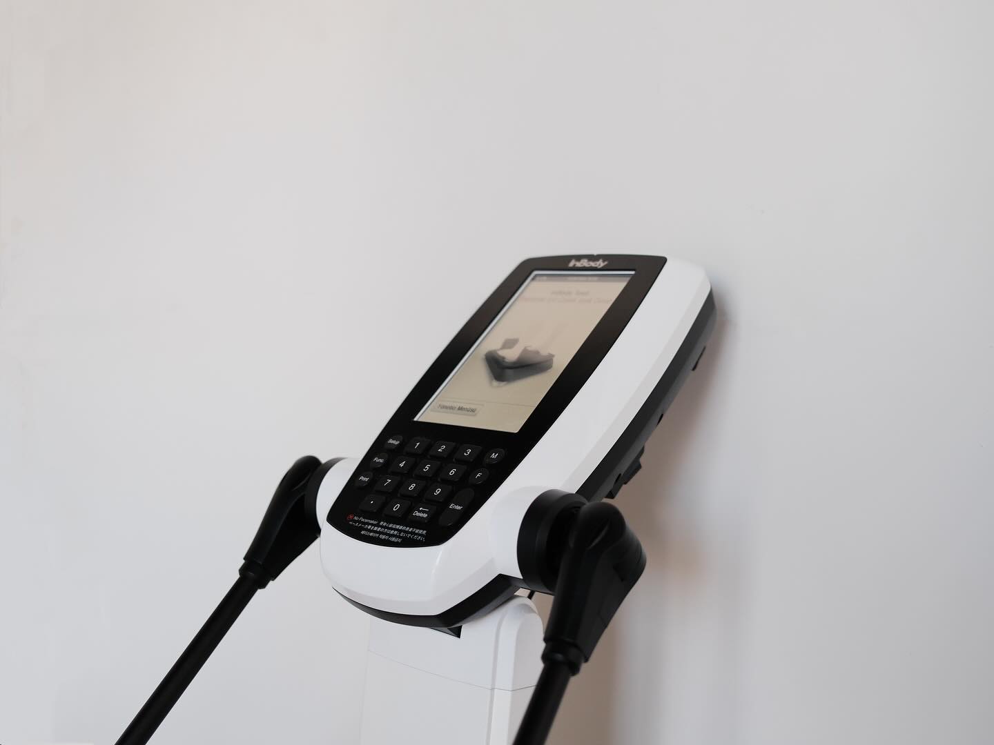 Neden Inbody?
Vücut kompozisyonu sonuçlarınızı belirlemek için yalnız empedans kullanılır; vücut kompozisyonunuzu tahmin etmek için cinsiyet ve yas gibi ampirik tahminler kullanılmaz veya gerekli değildir. Arka arkaya alınan ölçümler tutarlıdır.
Atletik veya standart vücut işaretlemeye gerek yoktur, bu seçeneklere göre değil gerçekten kişide olan vücut bileşimine göre sonuç verir.