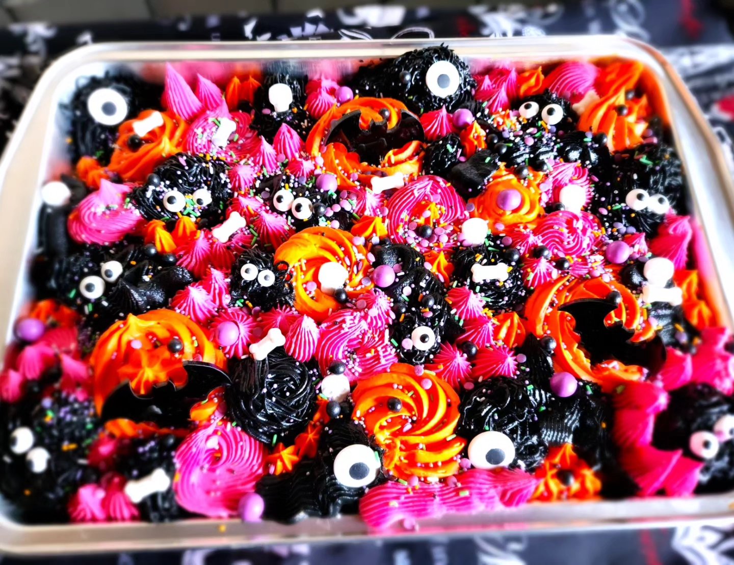 🎂✨ Maak kennis met onze oogverblindende plaatcake! Onze nieuwste creatie in zwart, fel oranje en fuchsia zit vol speelse monster-oogjes. Perfect voor kinderfeestjes en verjaardagen. Deze taart is ideaal voor grotere hoeveelheden, zodat iedereen kan genieten van dit kleurrijke en feestelijke ontwerp. Dubbel zoveel plezier met elk stukje! 🍰😋
#SuikerbekkieTraktaties #FeestTaart #Groepstaart #MonsterOogjes #Kinderfeest #KleurrijkeTaart #Peekaboo