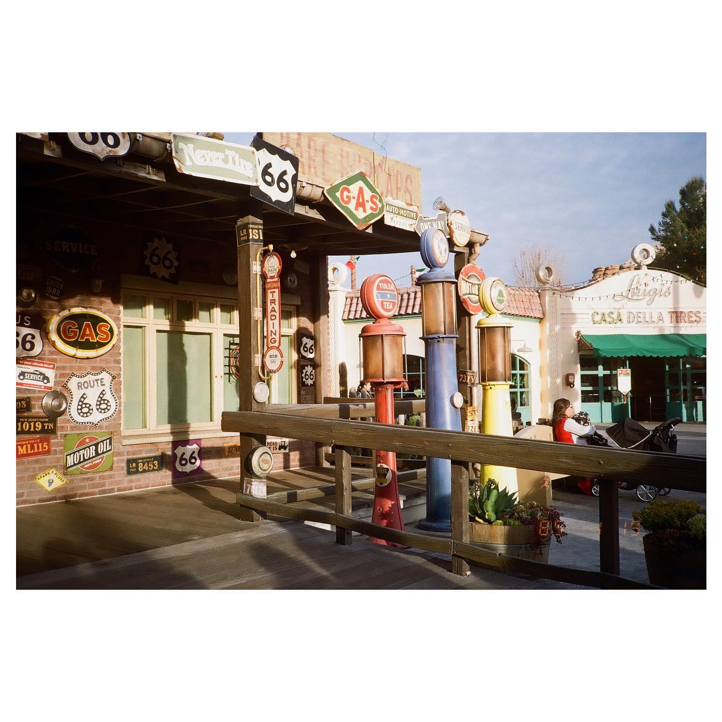 cars land / DCA
📷: canon sureshot supreme quartz date / fuji 200
#autoboy3qd #35mm #canon #canonsureshotsupreme #fuji200 #fuji #fujicolorc200
