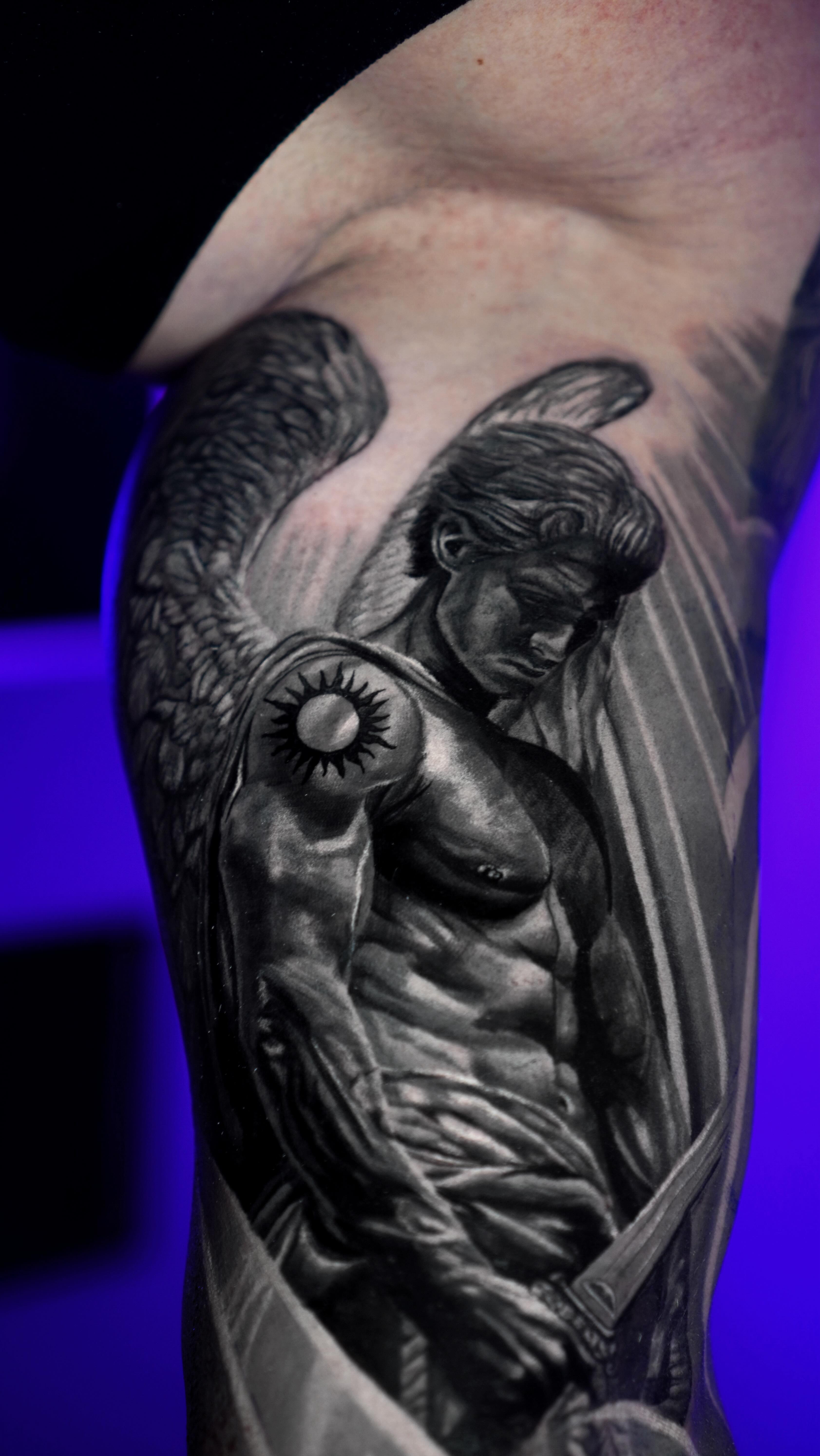 👁️ Un ange tatoué sur la face interne du bras.
Une zone exigeante, qui ne pardonne pas l’erreur, mais qui offre en retour une qualité de peau parfaite pour travailler la finesse, les contrastes et la profondeur.
Un projet que j’ai pris beaucoup de plaisir à réaliser, du premier tracé jusqu’aux derniers détails.
Très satisfait du rendu final et de tout le processus.
Il reste encore quelques créneaux disponibles pour le mois de juin.
📲 Pour discuter de ton projet, tu peux m’écrire en message privé ou réserver une visioconférence via mon site (lien en bio).
•
•
•
#tatouage #tatouagetoulouse #tattoorealism #blackandgreytattoo #tattooartistfrance