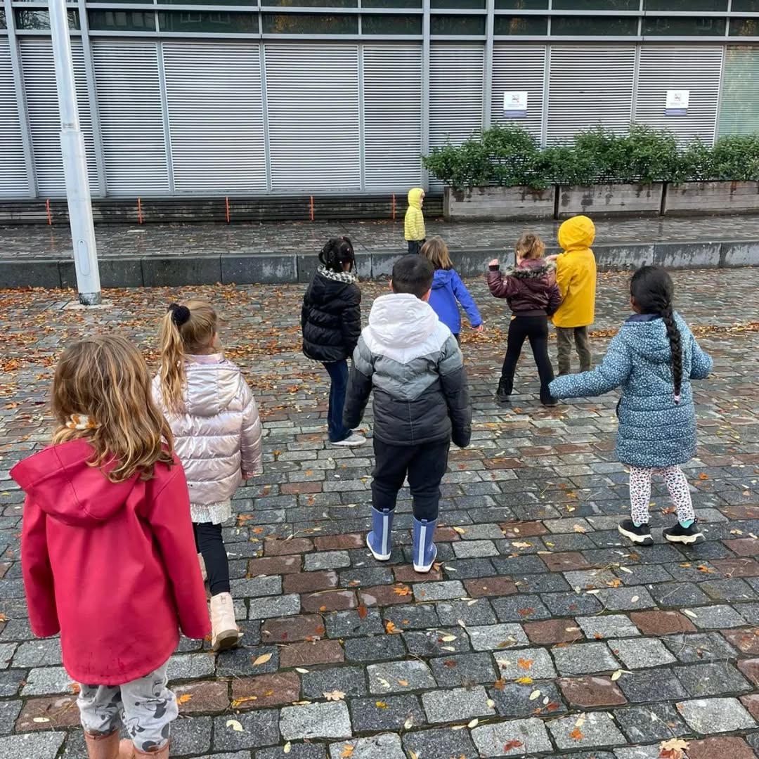 Samen spelletjes spelen uit de beweegpot. 🤸♂️🤼♂️ #groep3 #aldoende #bewegendleren #annemariakoekoek