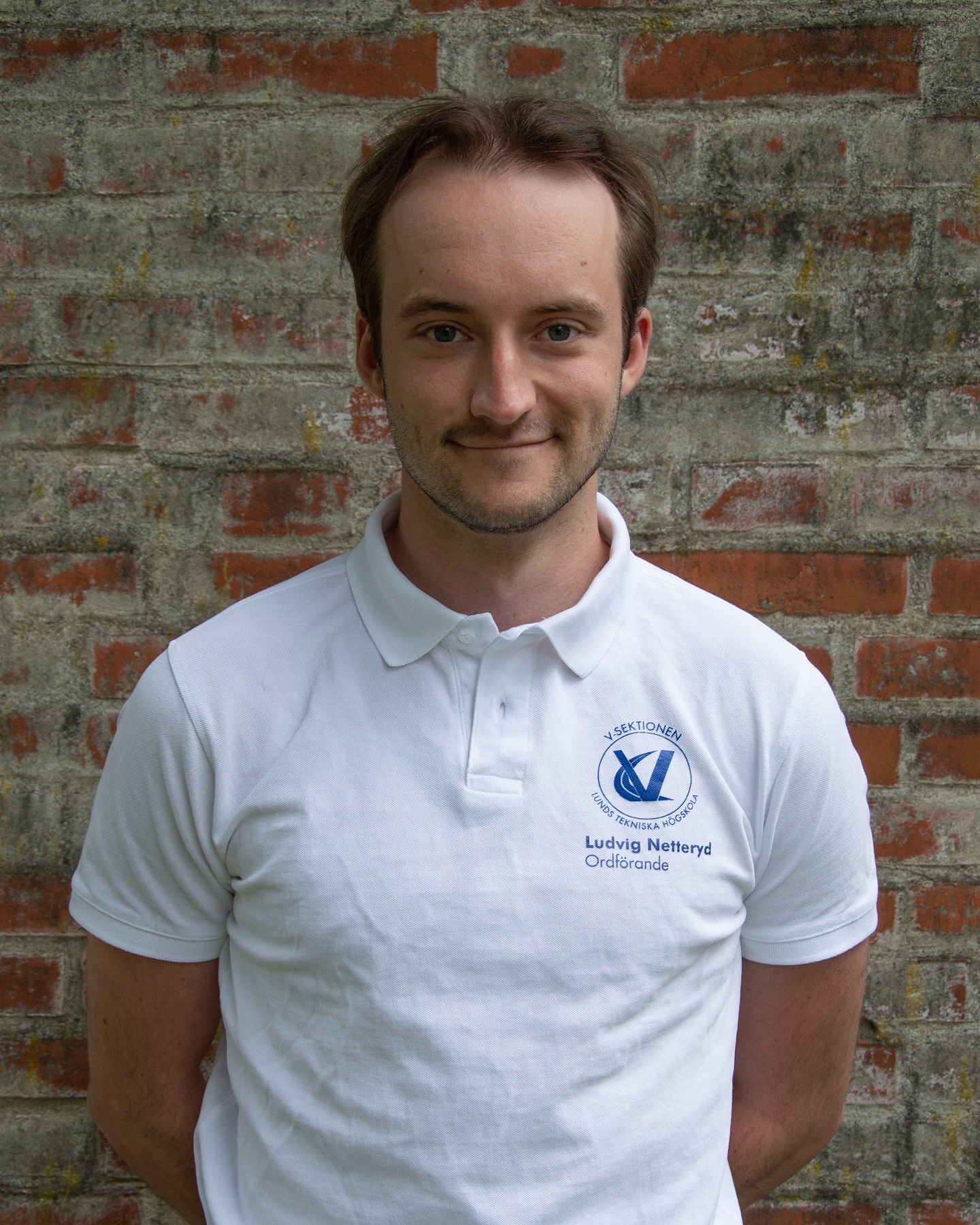 Ordförande Ludvig Netteryd
Som Ordförande leder jag styrelsen som är sektionens högsta verkställande organ. Mer specifikt innebär detta att jag sammankallar styrelseledamöterna till styrelsemöten där diskussion förs och beslut tas, gällande den verksamhet vi vill att sektionen ska bedriva. Som Ordförande är jag även sektionens ansikte utåt, vilket innebär att jag representerar sektionen i diverse olika sammanhang. Jag håller tal på gasquer och övriga tillställningar och ser till att hålla en bra relation med LTH samt Teknologkåren och de andra sektionerna. Jag sitter med i V-husets husstyrelse och krishanteringsgrupp där min roll är att representera studenterna i olika frågor som rör V-huset. V-sektionen är den största, och i mitt tycke bästa, sektionen inom TLTH och det är något jag gladeligen påpekar när tillfälle finns!
Tre snabba med ”Nettan”
Favoritfärg?
Blå
Favoritsektion förutom V?
Data
Har du inte gjort något kul?
Nej