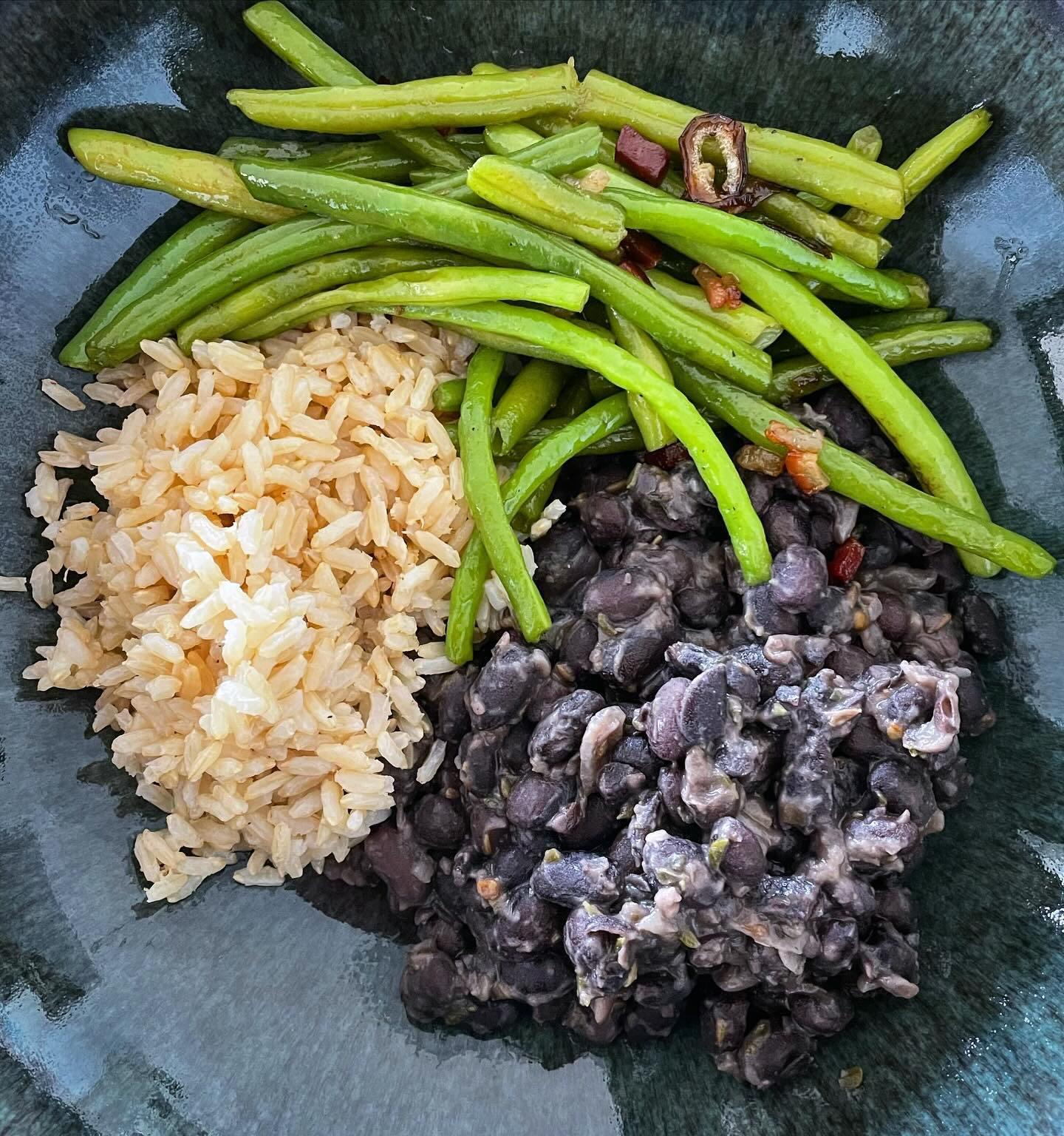 Moros y Cristianos (Moors & Christians): Cuban-Style Black Beans & Rice, with a side of broad beans sauteed in red onions and Austrian smoked bacon - because the weather is asking for it… 🌧️ ☔️ #morosycristianos #blackbeans #brownrice #runnerbeans #cubanfood #mytropeakitchen #comfortfood #cookedfromscratch #pantrystaples