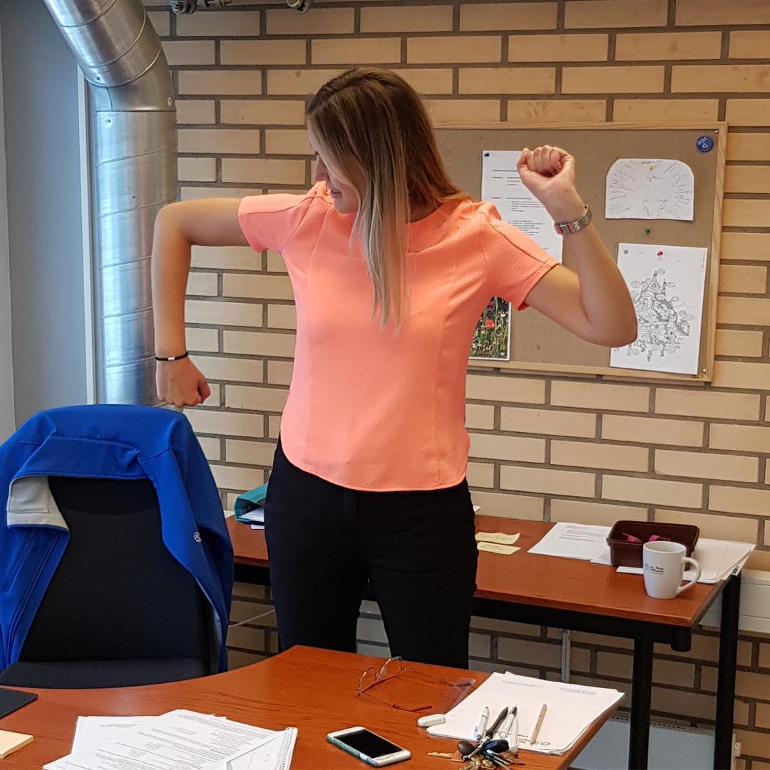 Ingen har någon aning om vad vår syv gör på eftermiddagarna. Men vi tycker om henne ändå. #sanktamariafolkhögskola #studier #upplevfolkhögskola