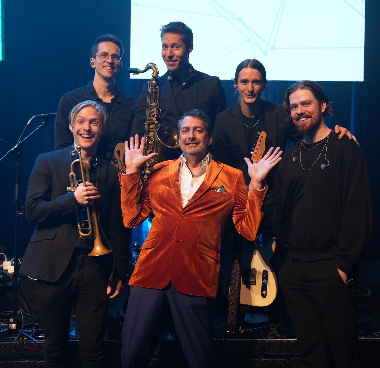 With the marvelous mr Jon Briggs! 🌟 @voiceofsiriuk
.
.
.
@eventyrnineyards #abouttimesweden #talkshow #houseband #jonbriggs