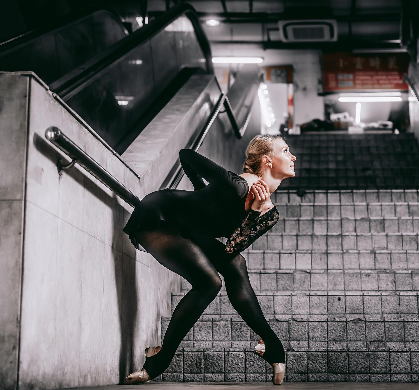 REWIND: Thankful to live life’s magic! Rewinding this year in my mind, I have been gifted moments of magic everyday! I see how life has gently taken my hand to guide me, how beautiful strangers appear in perfect timing, how dancing can still fill my every cell with joy and how family are my bright lights. I could not say “thank you” enough!!!!!!
🌓
In a Macau Market, on a rainy day, with @edgar.mok talented photography skills…perfect!
🌓
#ballet #ballerina #dance #dancer #justdance #followyourlight #pointe #pointeshoes #macau #market #dark #light #rewind #lifemagic #gift #thankyoulife #thankyou #life #now #photography #photoshoot #dancelife #dancephotography