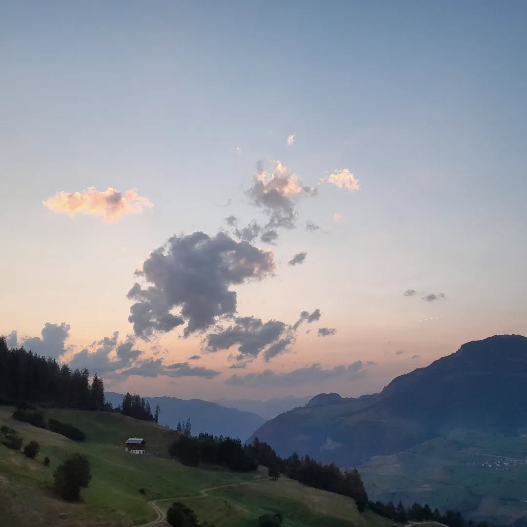 Montagabendstimmung...
#stierva #wolkenbilder #blickausdemdorf #bergdorf #uts
