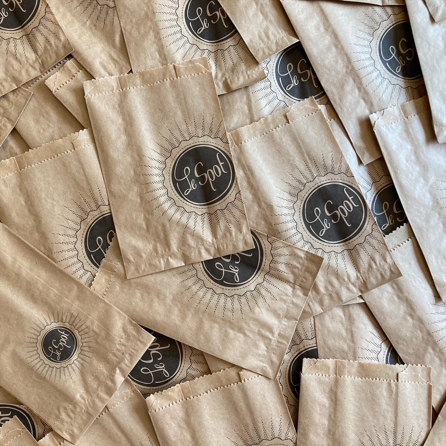 Quand la Marque se décline sur tous les supports pour créer une relation privilégiée…
.
#design #branding #brand #easedesigners