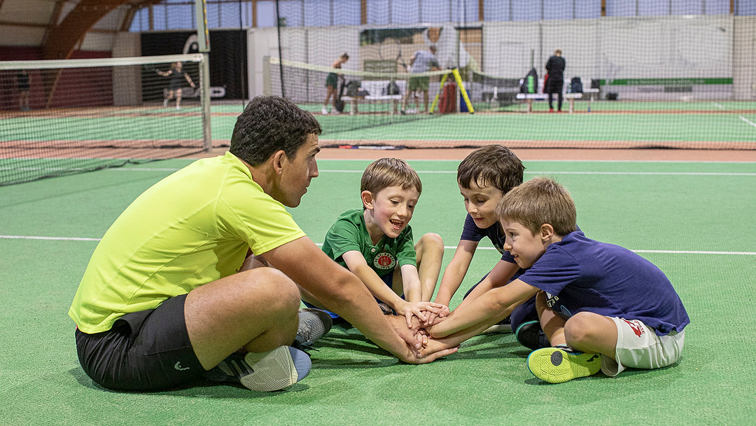 Help your child fall in love with tennis by giving them the right racket. Our quick guide explains how to pick the proper size, weight and grip so they play safer and perform better.
Link in Bio
#JuniorTennis #TennisTips #KidsSports #InsideOutTennis