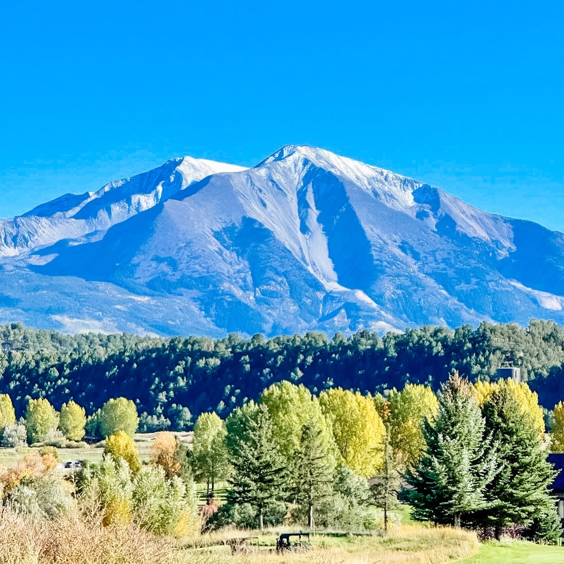🍁 Take in the beauty of fall in the mountains with us! 🍂 If you’re searching for the perfect place to stay while leaf peeping, we still have some availabilities for you to experience the stunning colors and cozy vibes of the season. Book your stay with us now and immerse yourself in the magic of fall! 🍁🍂