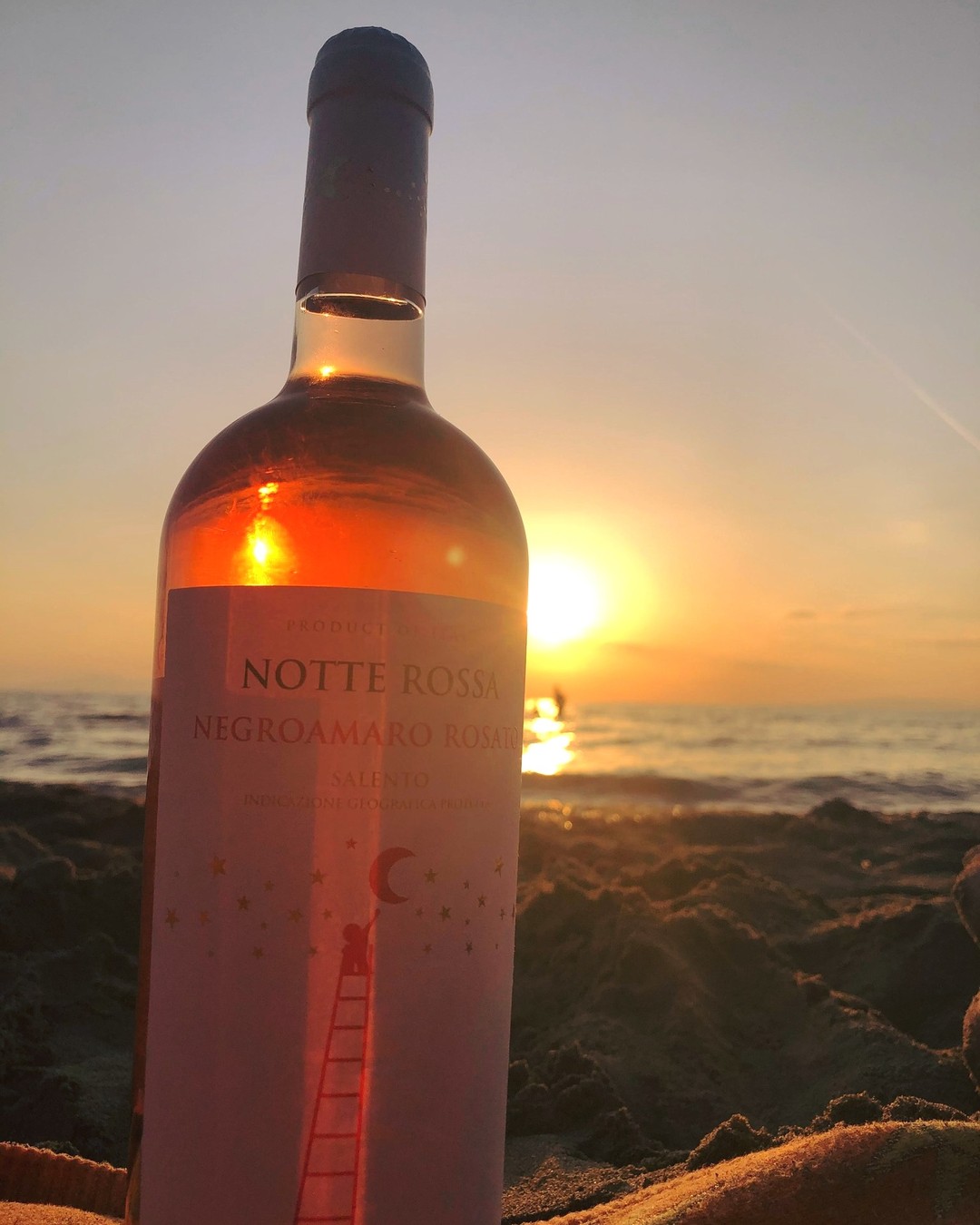 TRAMONTI ☀️
Questa foto l’ho scattata al Campeggio Baia Verde tre anni fa, durante una vacanza che mi ha portato a scoprire nuovamente la Toscana.
Il mare, quell’atmosfera rilassata, un'aperitivo home made in spiaggia, ottimo vino, una vacanza con gli amici e un tramonto mozzafiato.
Ecco a voi i 4 posti dove ho visto i tramonti più belli durante questa vacanza:
🎻Cala Violina
🌊 Castiglione della Pescaia
🌅 Punta Ala
🦉 Cala Civette
⁉️Voi avete mai visto il tramonto da uno di questi posti?! 😍
#puntaala #Tuscany #toscanagram #toscanapromozioneturistica #toscana_super_pics #italia #visitItalia #tramonto #sunset