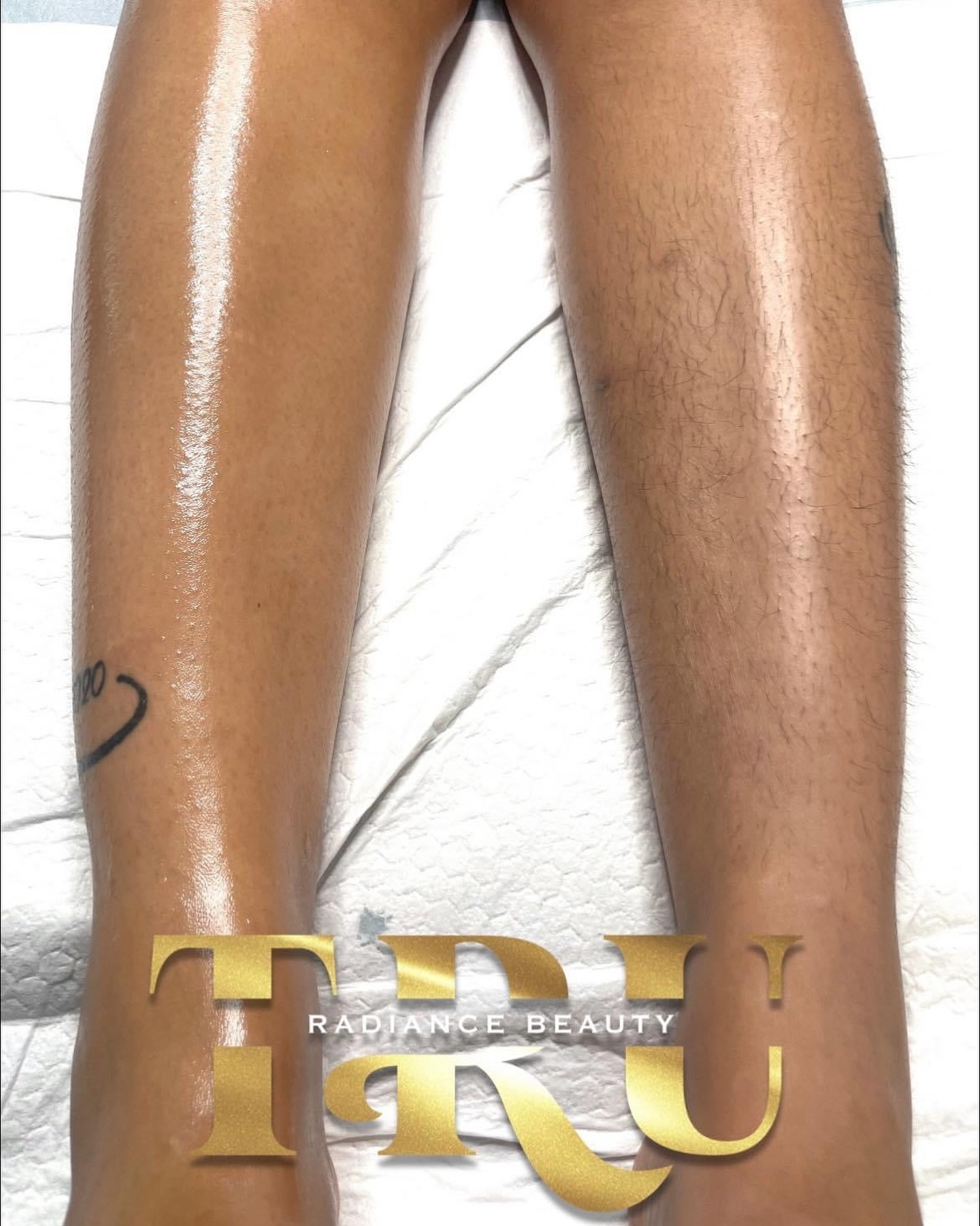 How can you sleep at night knowing your legs ain’t waxed 🤨 Ya must don’t know how it feels to be freshly waxed and oiled down !
#cincinnatiesthetician #waxingspecialist #legwaxing #selfcare #explore