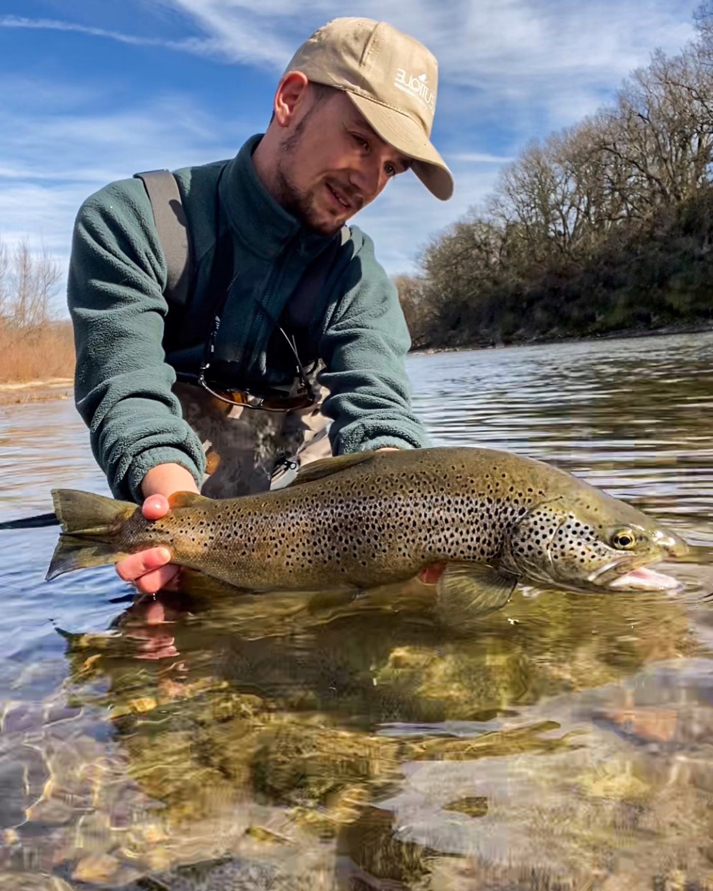 Souvenir d’une jolie truite prise en nymphe au fil en début de saison. Une torrentueuse H14 bille de 3,5 mm m’aura permis d’attraper ce beau poisson 😇😊
@orionflyfishing
https://www.halieutique-gdn.com
#moucheshalieutique #truite #truitefario #pechealamouche #flyfishing #nymphe #pechemouche #fishing #flyfishingaddict #flyfishingphotography #flyfishingart #flyfishingadventures #peche #pecheur #pêcheur #pechefrance #pecheauleurre #pechealamouche #truite #truitefario #bigtrout #browntrout #troutfishing #grayling #truitesauvage #troutlife #troutlures #release #nokill