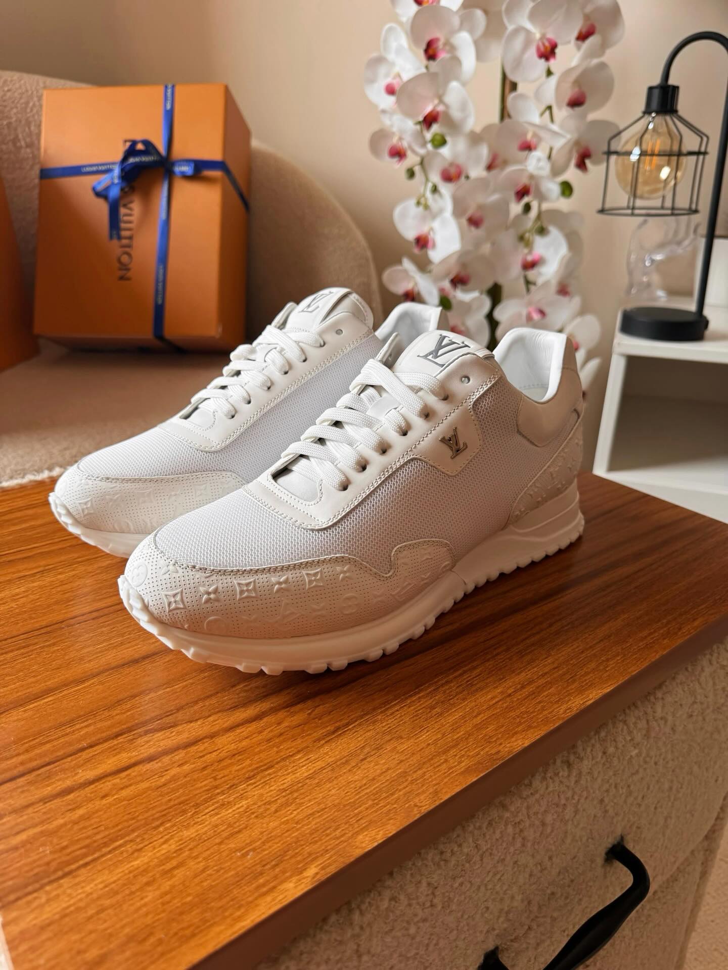 Men’s Sneakers 👟🤍🖤
Sizes: 40-46
Price: 800 AED | 80 OMR
📦 Delivery:
• UAE: next-day delivery
• Oman: 3-5 days
• Worldwide: 7-10 days