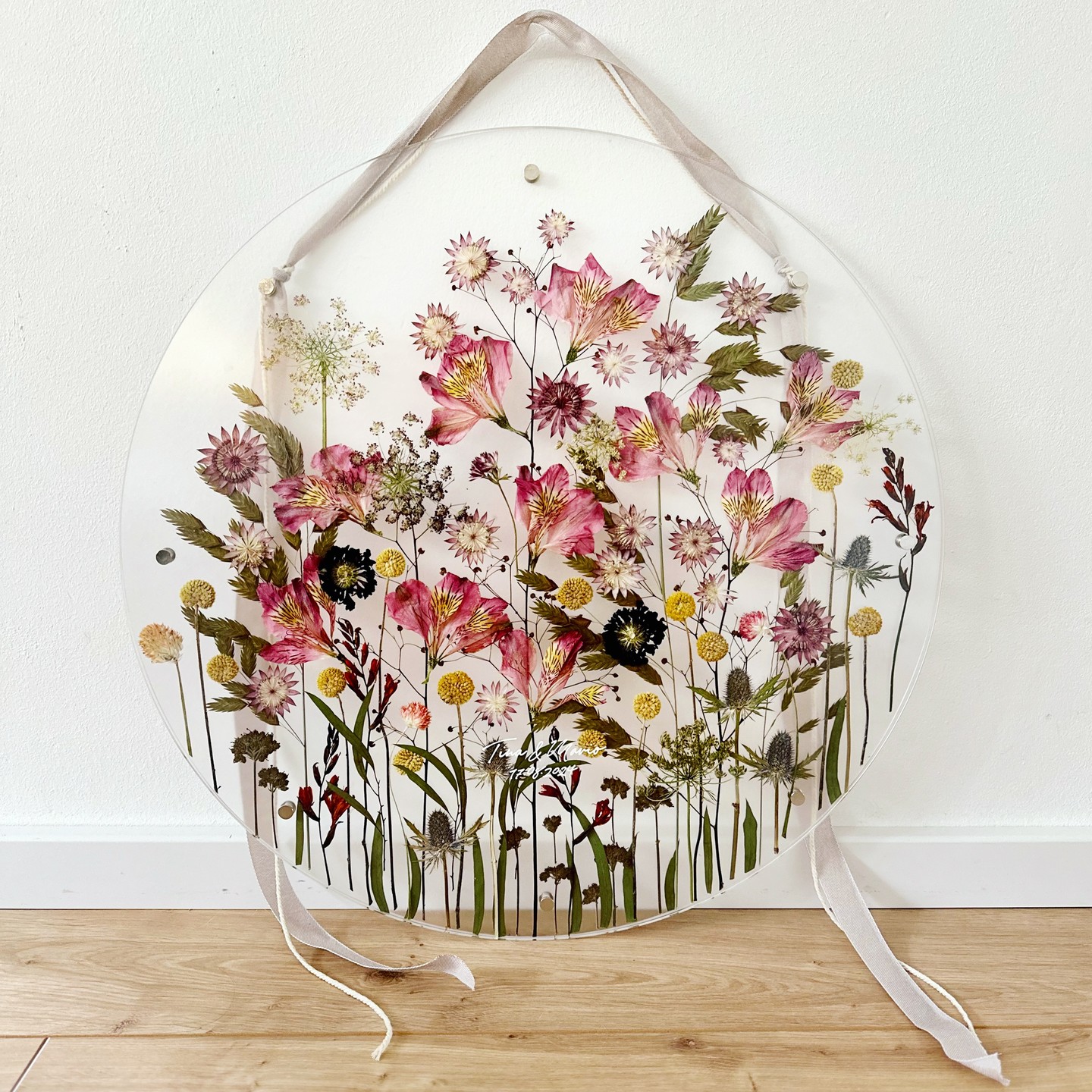 Tinas Bouquetbild 🤍
So filigran und bunt... Danke für deinen wunderschönen Brautstrauß, liebe Tina!
#ewigbluete #fulda #weddingbouquet #brautstrauß #weddingtime #wedding #bridalaccessories #wedding #hochzeitsfotografie #weddingbouquetpreservation #hochzeit24 #trockenblumen #wedding2024 #weddingplanning #hochzeitsplanung #weddingpresent #brautkleid #blumenliebe #hochzeitsblumen #weddingplanner #weddinginspiration #weddingingermany