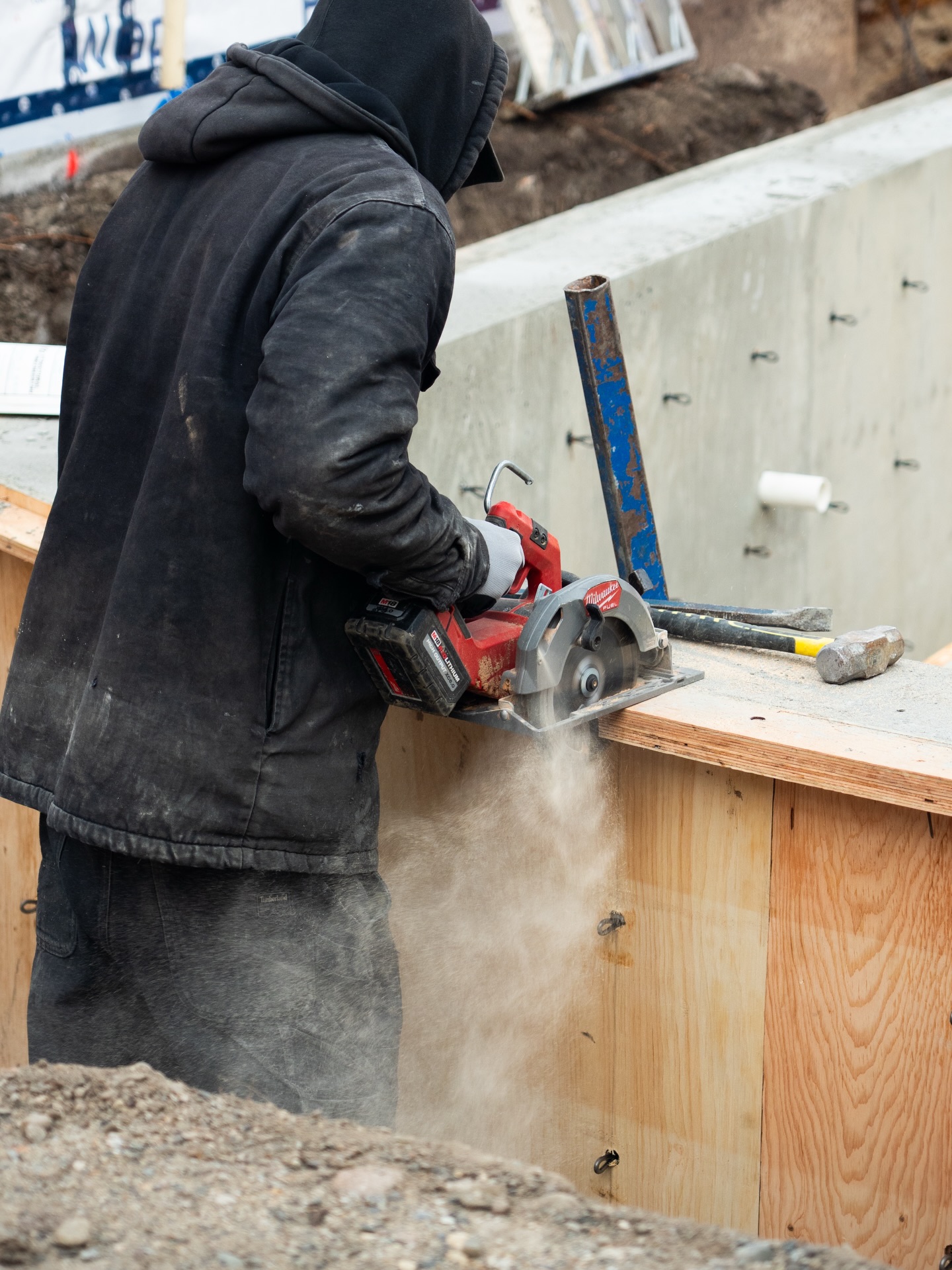 Stripping forms and revealing the shape of what’s to come - Pebble Beach update❗️
📲 Contact us today to get started on your project
(844) 562-5362
#Poolhouse #LuxuryPools #KelownaPoolBuilder #OkanaganLiving