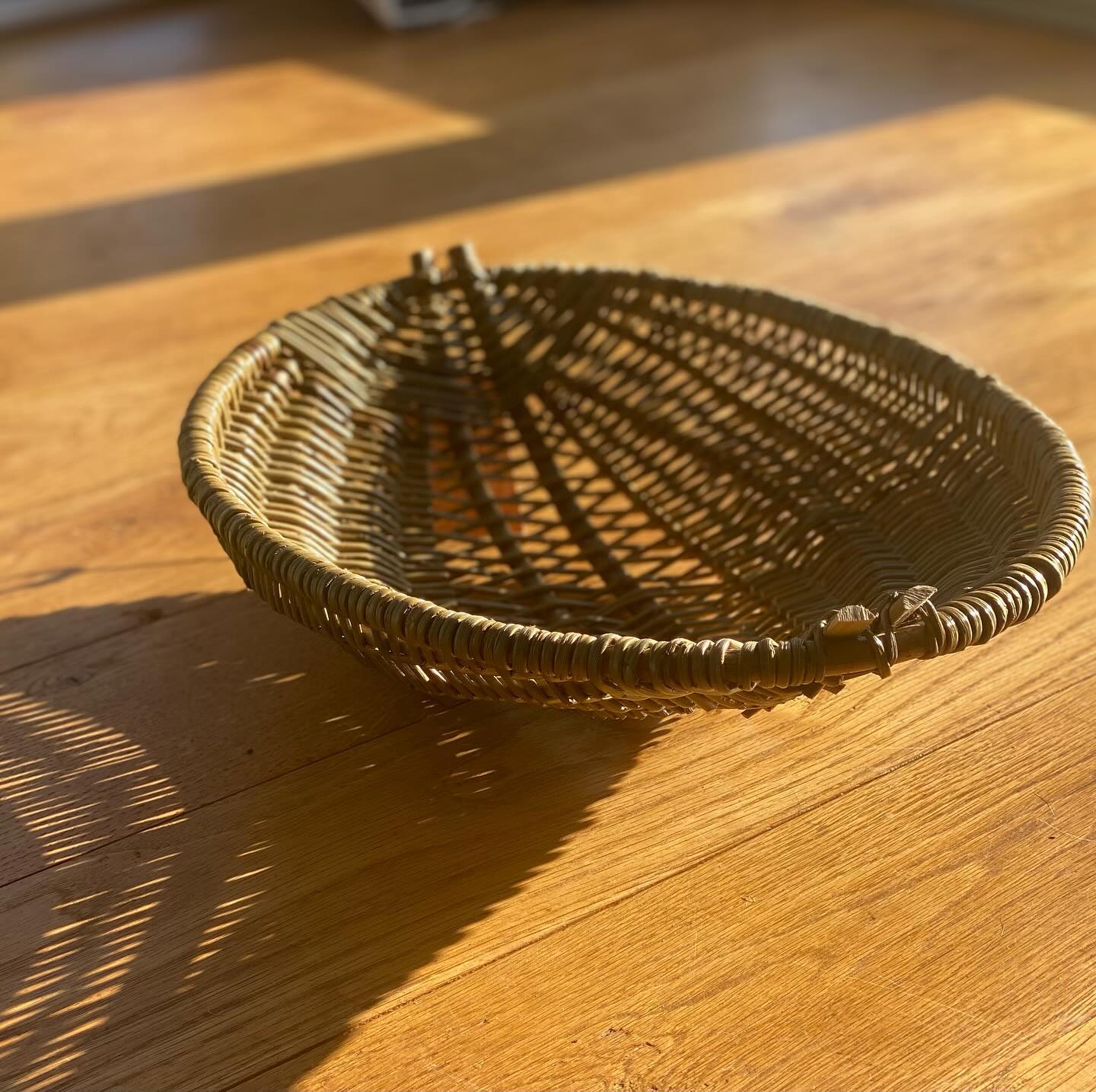 Casting pretty shadows in yesterday’s sunshine, a little framework platter in the design I learnt from @hjornholmpil @tearup.fest in the summer.
I’ve scaled up the size and am practicing how best to keep the shape and her pattern, always learning more!
Just one of several platters I’ll be bringing to @cruxcraftfair 🎄✨opening tomorrow, 22 Nov, 12-7!!!
Do come and immerse yourself, chat to the makers, enjoy some food and start your Christmas shopping in the best way possible!