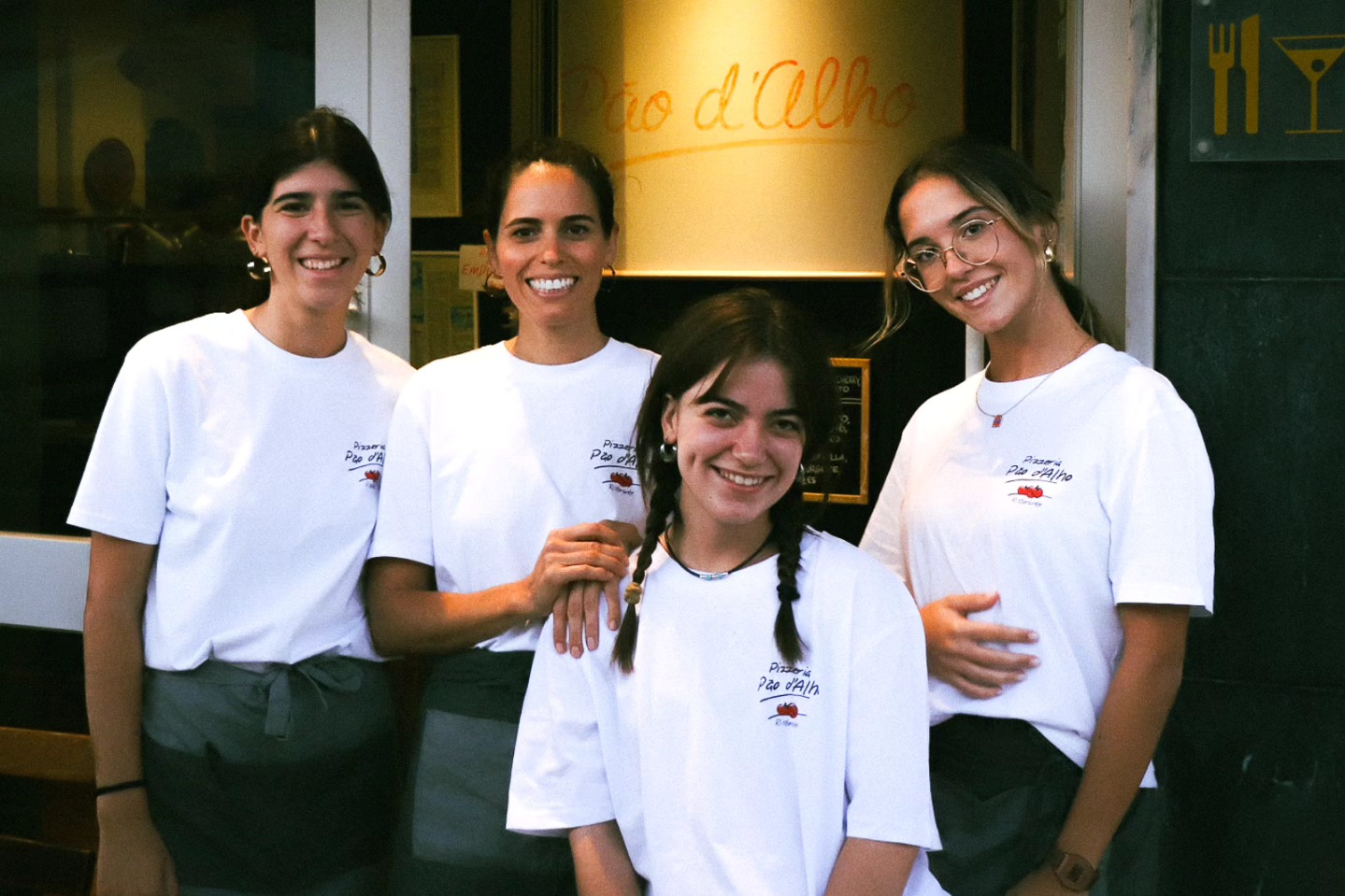 📷 A alma da pizzaria não está apenas na comida, está em quem serve tudo com um sorriso 🍕
#ericeira #ericeirawithlove #ericeirasurf #pizzalover #ericeirafood