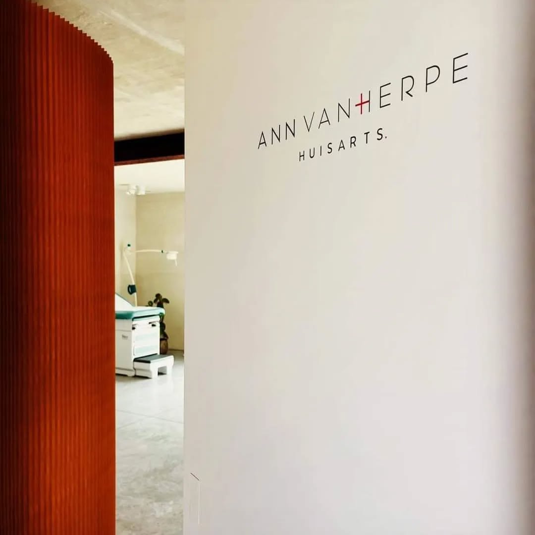 Vanaf vandaag start dokter Ann Vanherpe haar nieuwe huisartspraktijk in Avelgem. Wij verzorgden het logo, de huisstijl, het drukwerk, de website, belettering en signalisatie. Kortom, the full monty. Een heel leuk project met een fijn resultaat.
Wenst u zelf ook volledig ontzorgd te worden bij de opstart van een nieuwe zaak? Laat u overtuigen door onze totaalaanpak. We helpen u graag!
www.exi-design.be