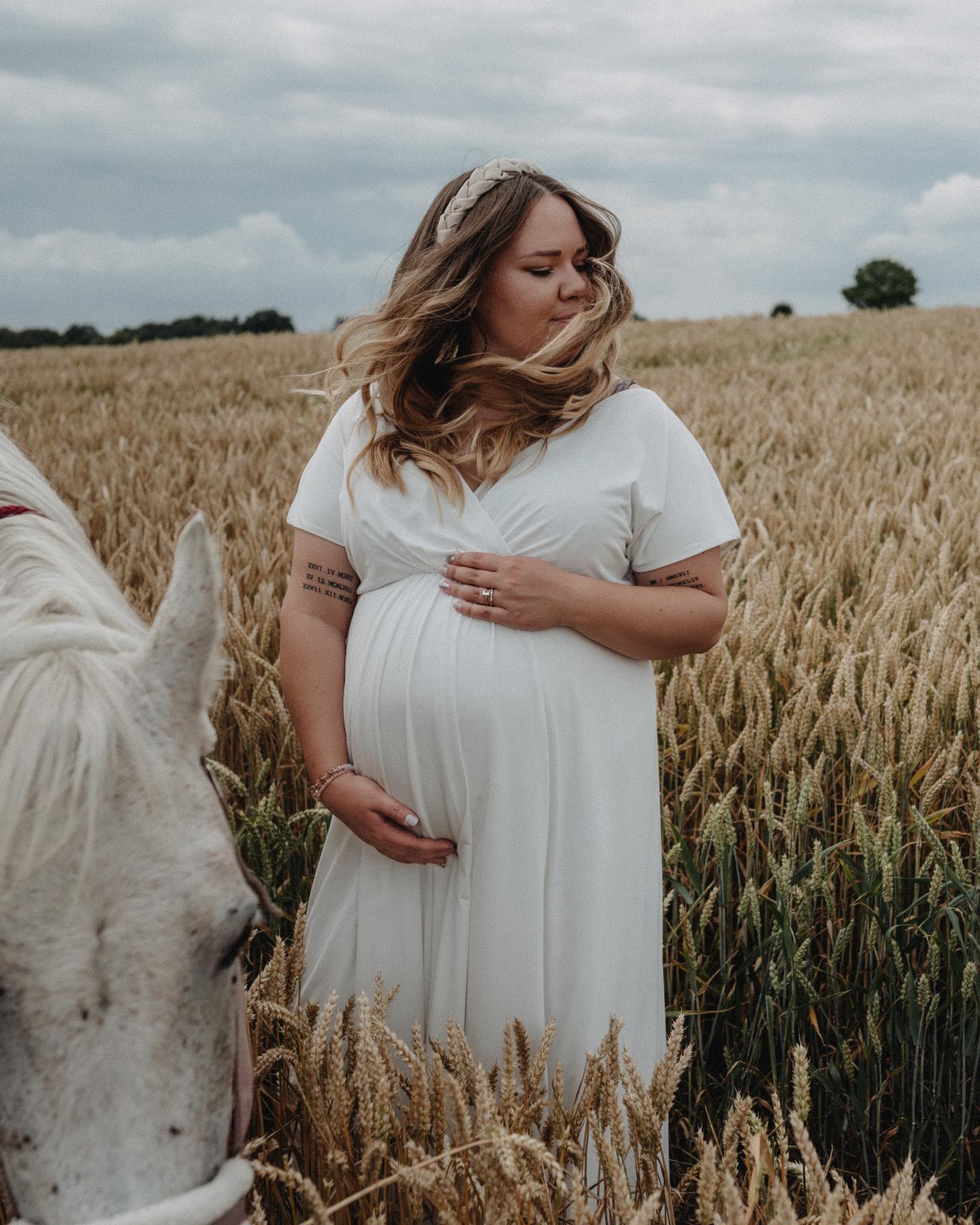 Vom Winde verweht ✨
#photography #fotografie #spreadthelove #babybauchshooting #familyphotographer #family #familienfotografie #familienfotograf #biglove #newborn #babybauchfotografie #babybauch