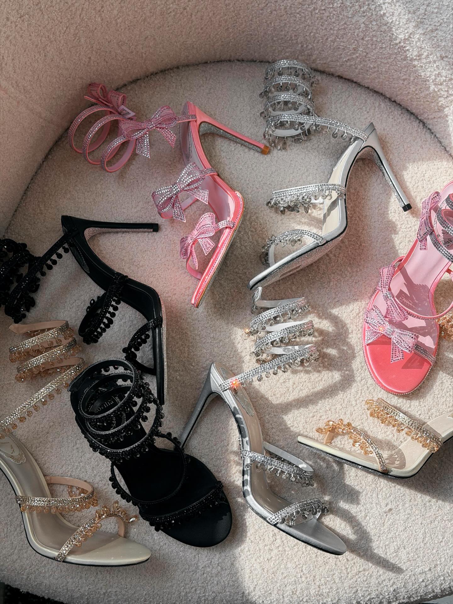 Sparkle in every step 👠💎
𝐑𝐄𝐍𝐄 𝐂𝐀𝐎𝐕𝐈𝐋𝐋𝐀
Heel height: 10.5 cm
Sizes: 36–41
💰 Price: 800 AED | 80 OMR
🩷 Order via DM
🌐 www.amirashop.net