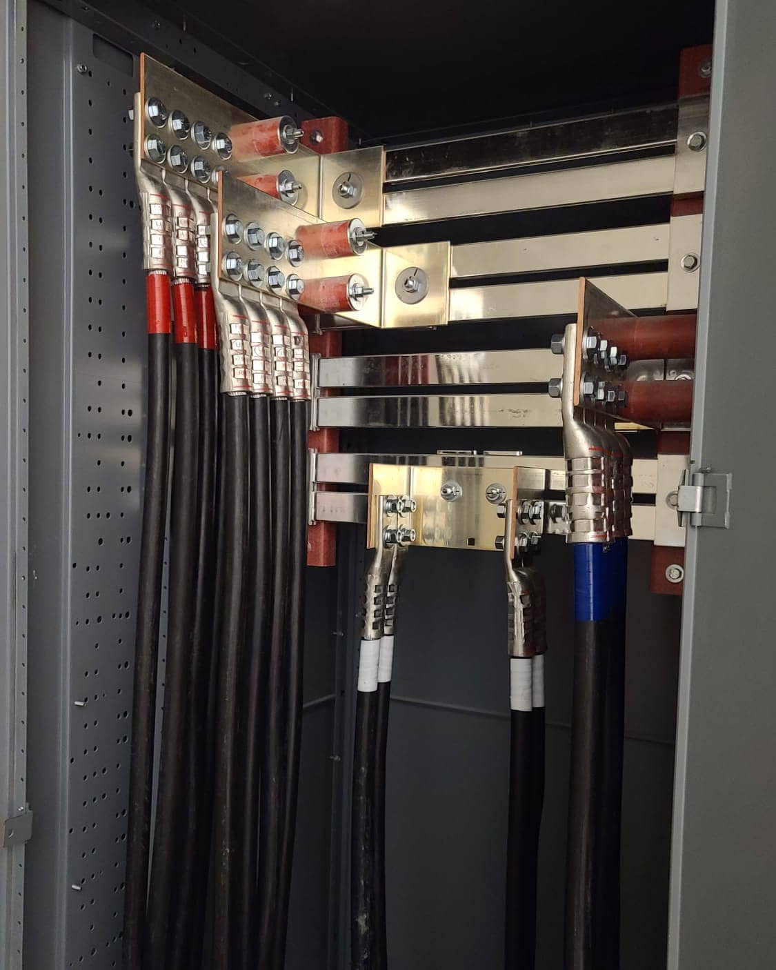 Keep it clean! 👌👌👌
1600A switchgear terminations.
#takeprideinyourwork #theboldgroup #electrical #electricianlife #electriciansofinstagram #switchgear #1600a #208v #sofreshandsoclean #threephase